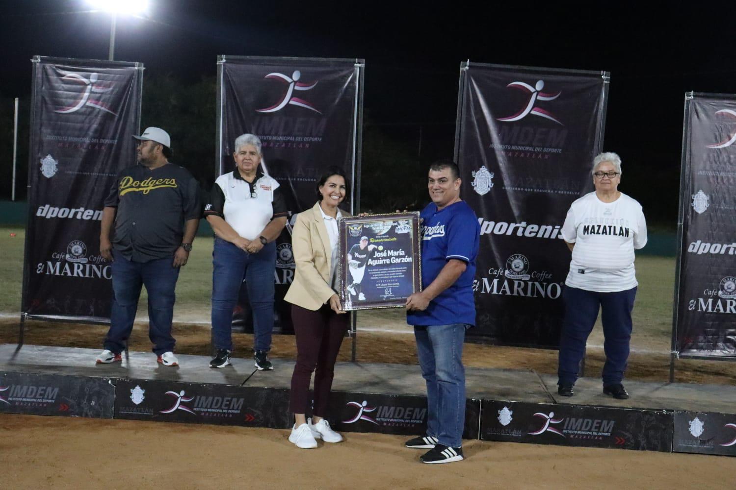 $!Premian e inauguran en la Liga de Softbol Imdem