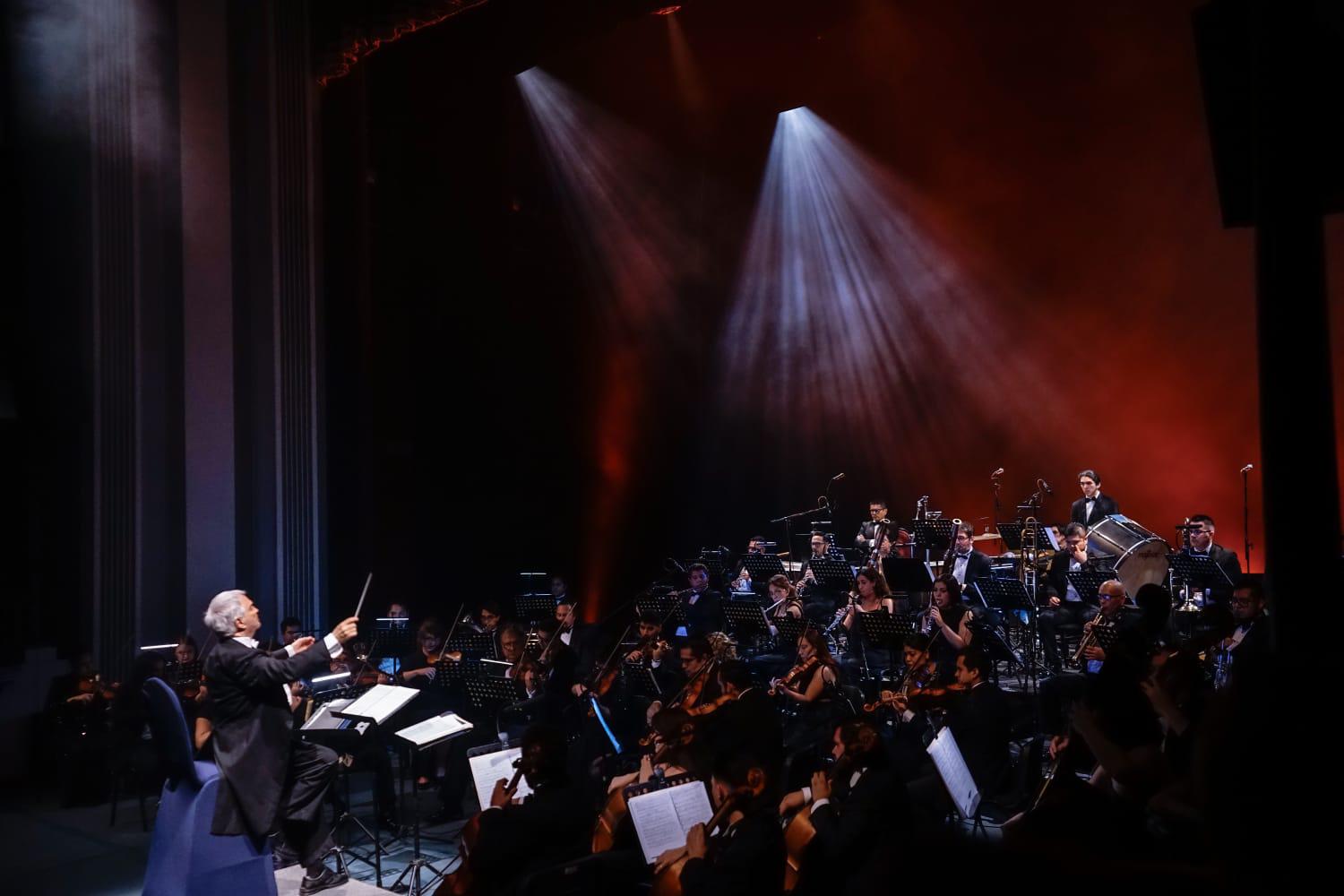 $!Participaron en el espectáculo la Camerata Mazatlán y el Coro Guillermo Sarabia.