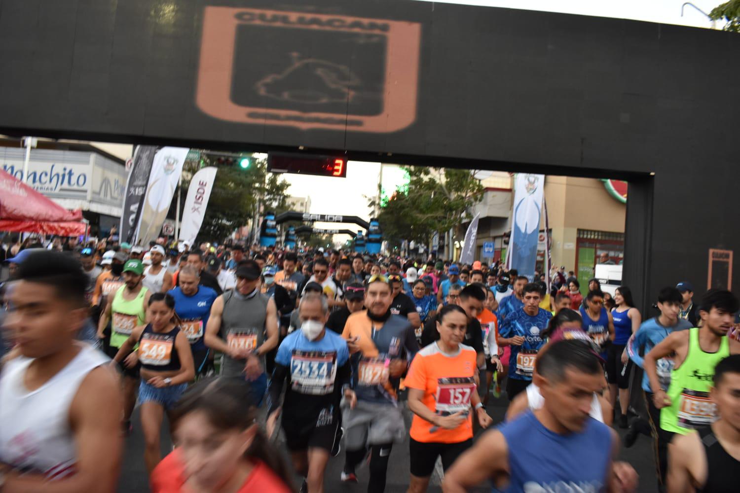 $!¡Profetas en su tierra! Alarcón y Reynaga ganan el Maratón Internacional de Culiacán