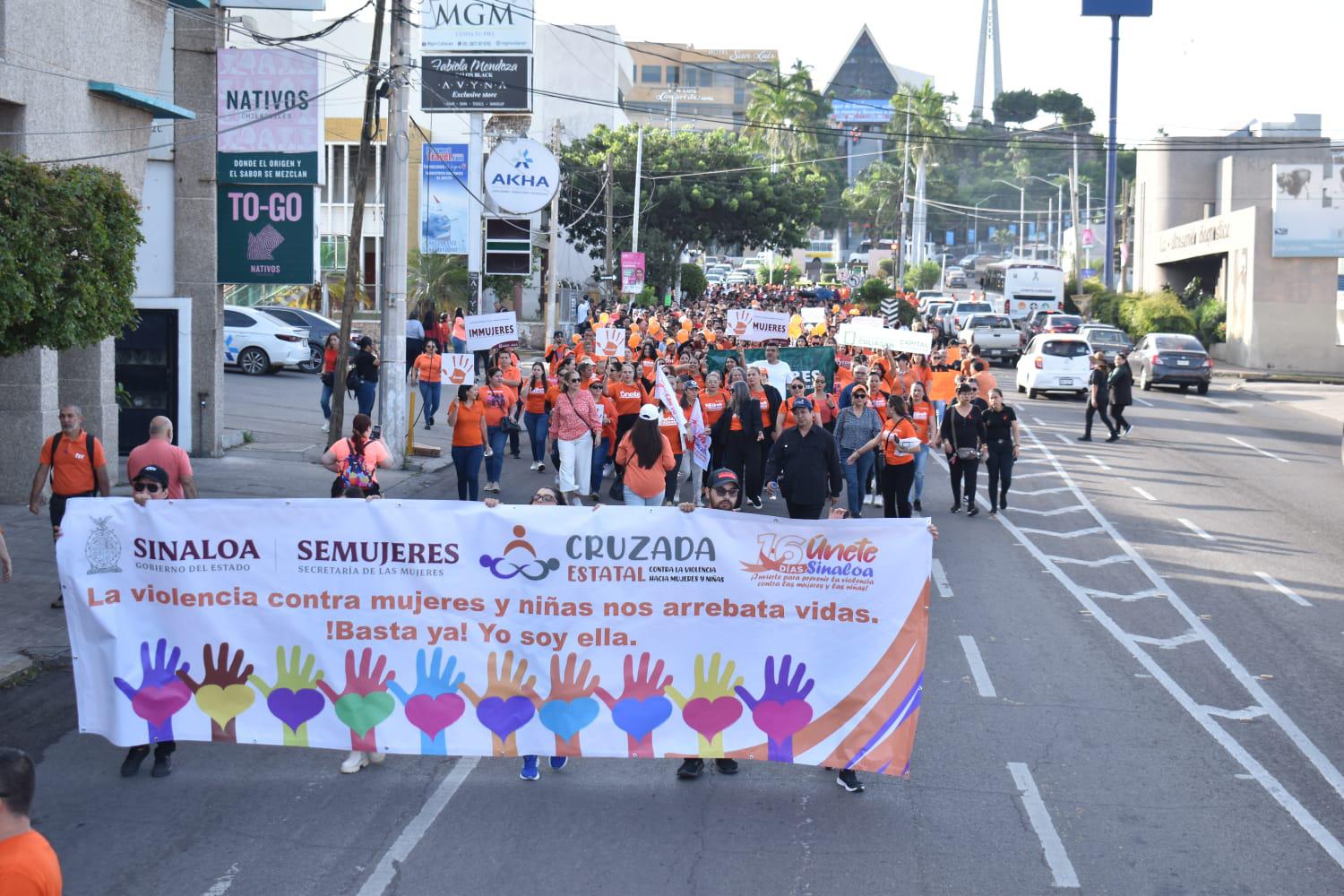 $!Marchan funcionarios por la protección de niñas y mujeres en Culiacán