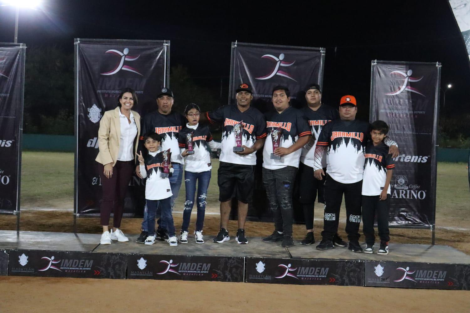 $!Premian e inauguran en la Liga de Softbol Imdem