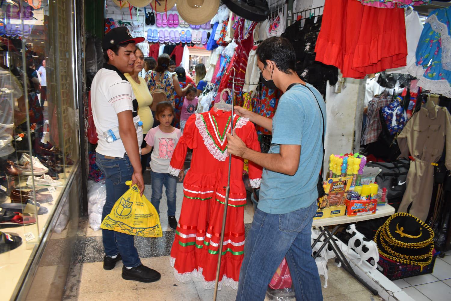 $!Artículos alusivos a la Revolución adornan el Mercado Garmendia en Culiacán