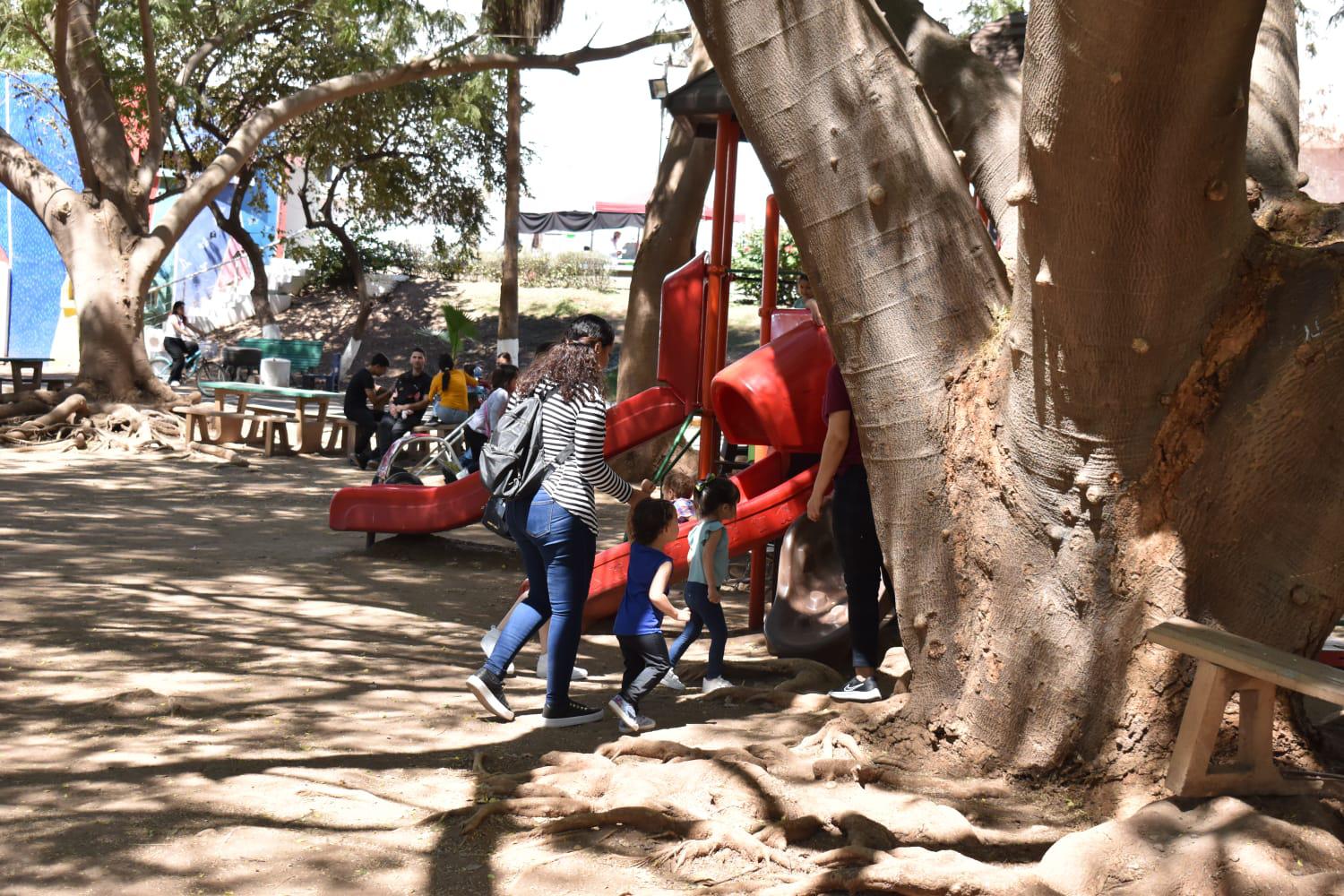 $!Pasan culichis en los parques un Día de la Familia agradable