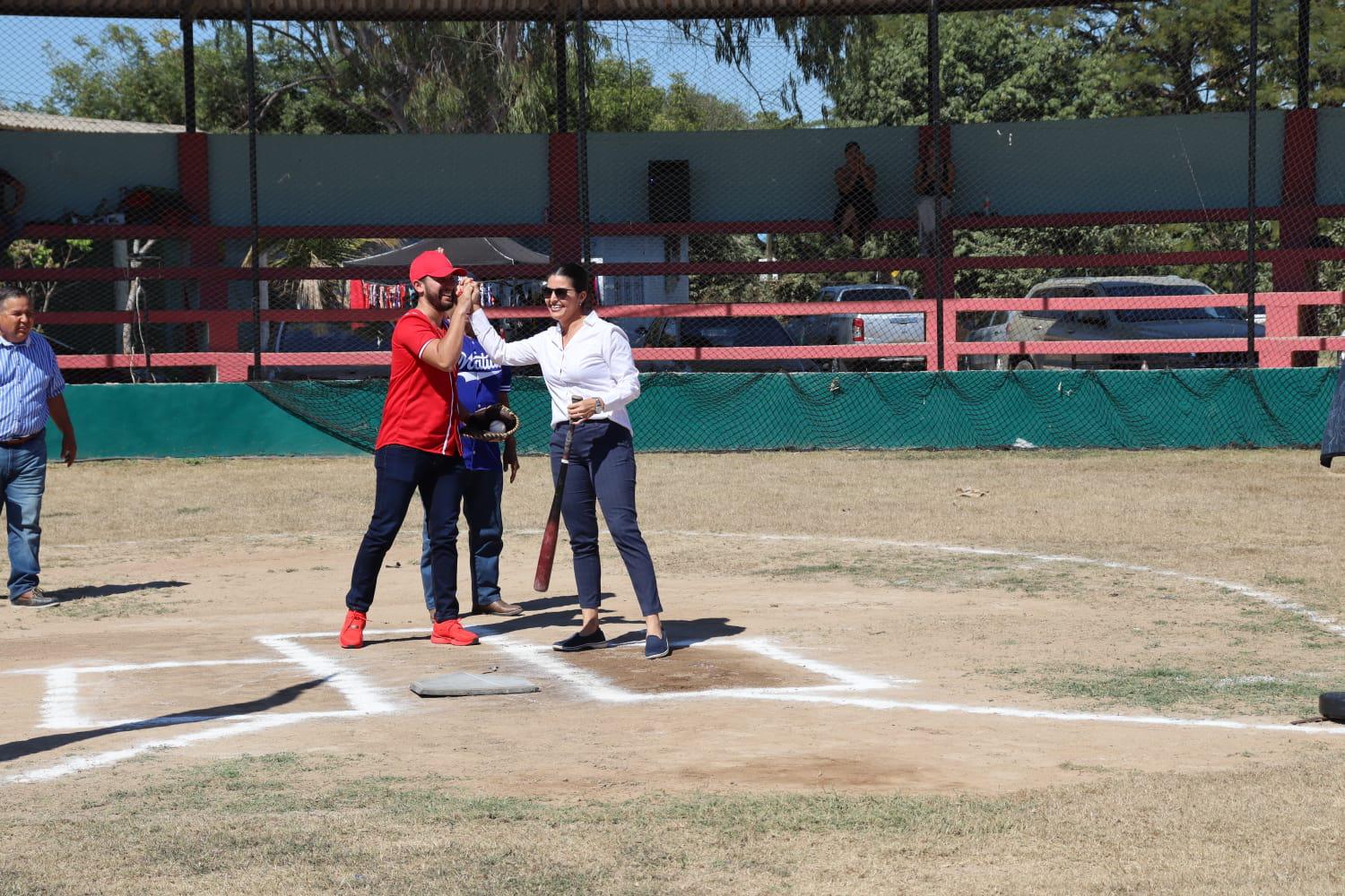 $!Cantan el playball en la Campesina Río Presidio, en honor al ‘Pillo’