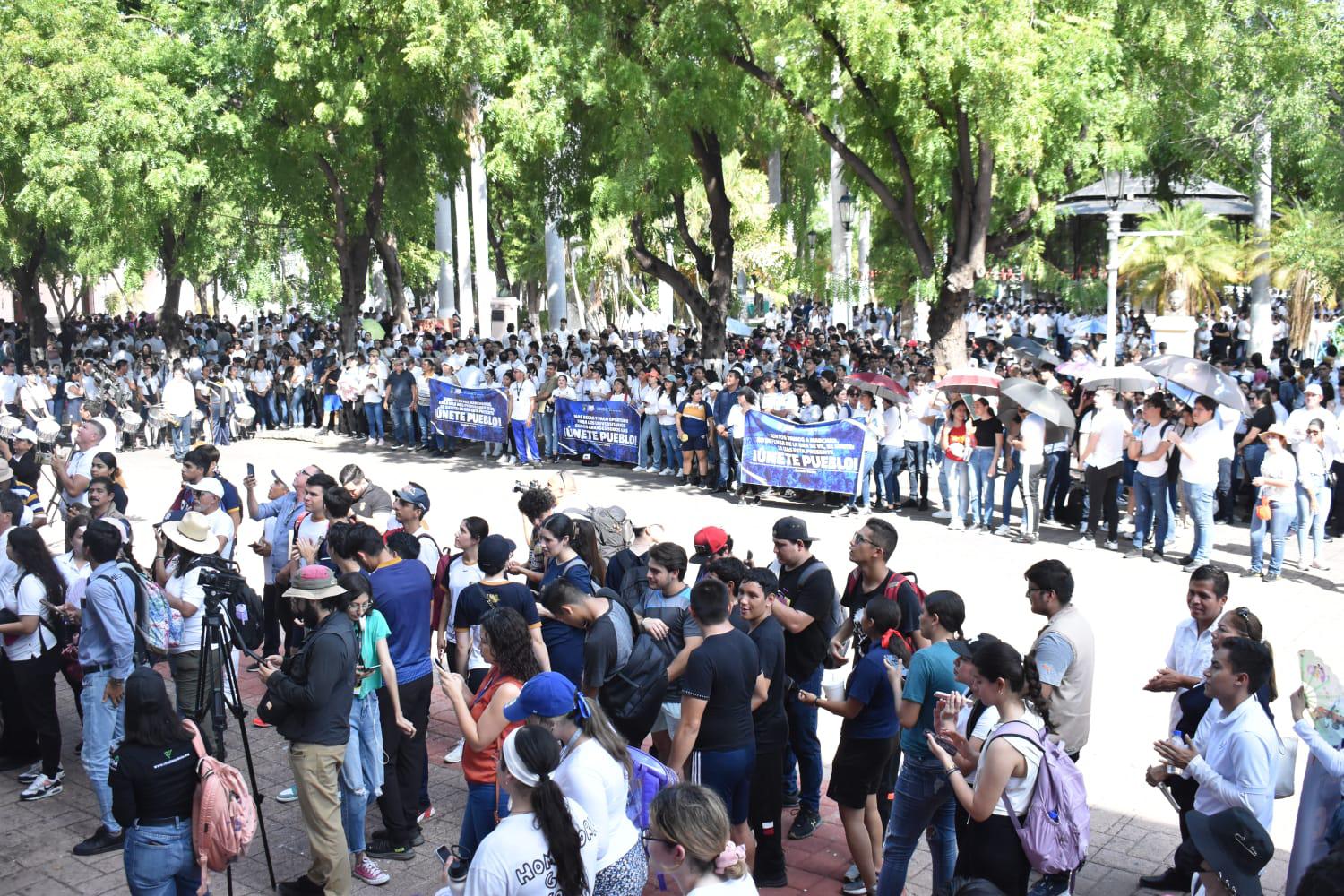 $!Marchan estudiantes de la UAS en defensa de la autonomía universitaria en Culiacán