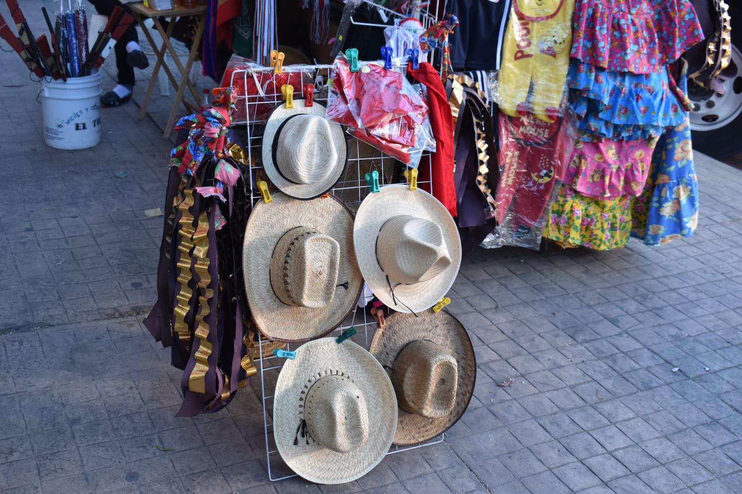 $!Artículos alusivos a la Revolución adornan el Mercado Garmendia en Culiacán