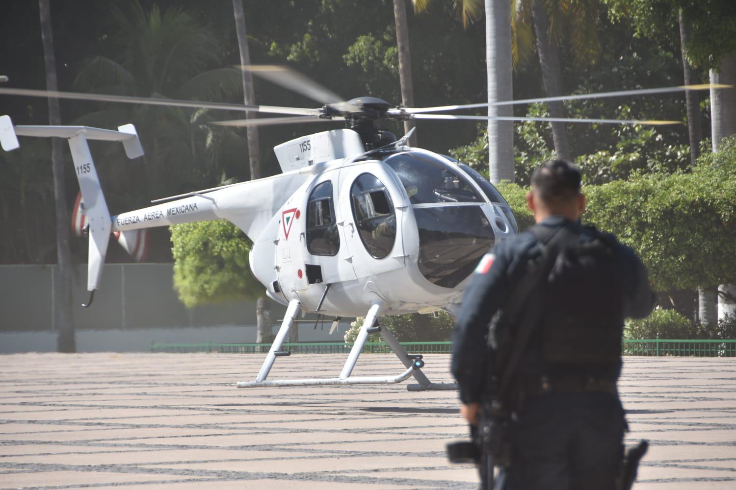 $!Con aterrizaje dos helicópteros, inicia instalación de exposición militar en Palacio de Gobierno