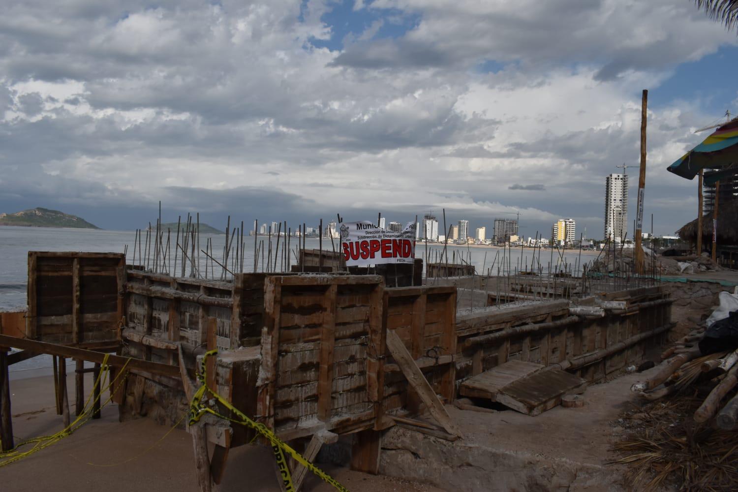 $!Denunciará Alcalde ante Semarnat obra de cimentación de palapa en Mazatlán