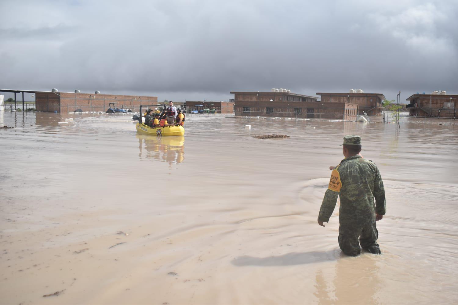 $!Rescatan a 74 jornaleros por inundación en campo agrícola de Villa Juárez