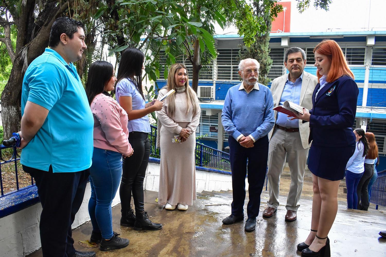 $!Jaime Labastida con alumnos de la Escuela Normal de Sinaloa.