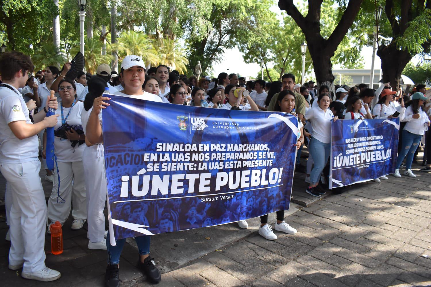 $!Marchan estudiantes de la UAS en defensa de la autonomía universitaria en Culiacán