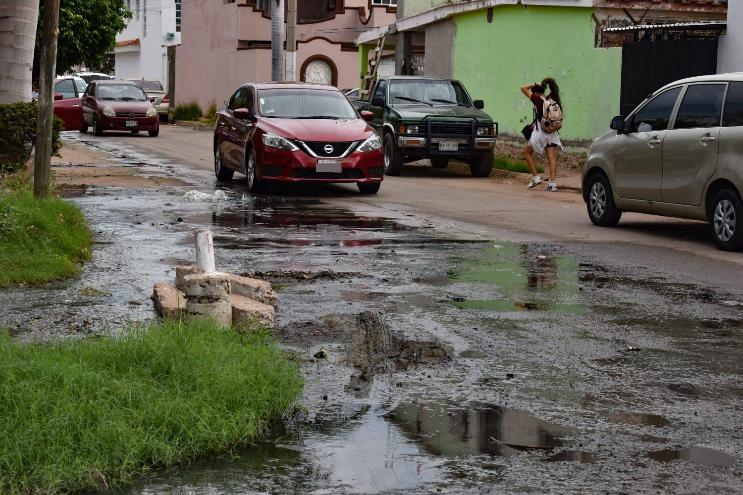 $!Viven en Villas del Estero en medio de fuga de aguas negras