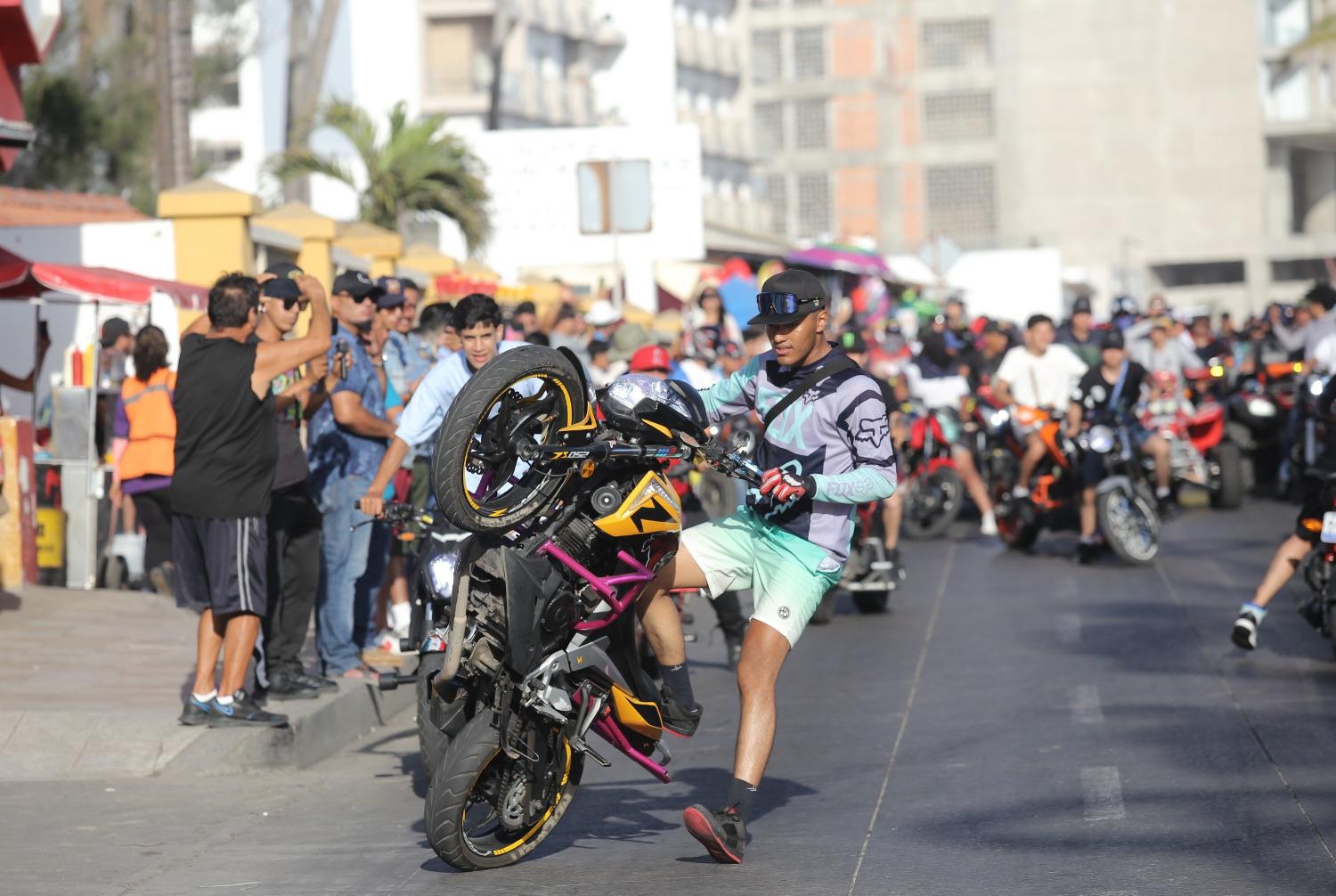 $!Cientos de motociclistas recorren el paseo costero de Mazatlán dentro de la Semana de la Moto