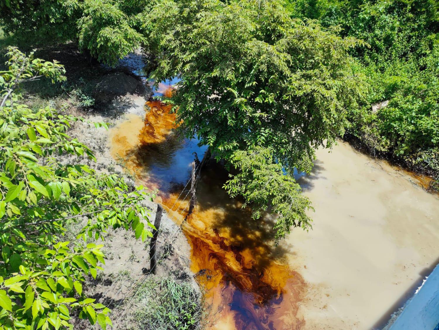 $!Fuga de hidrocarburo de ducto de Pemex genera emergencia ambiental en Altamira, Tamaulipas