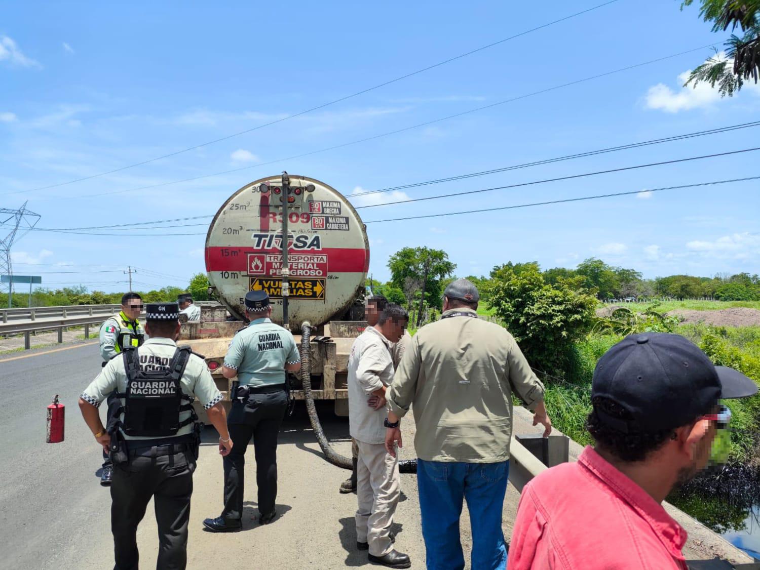 $!Fuga de hidrocarburo de ducto de Pemex genera emergencia ambiental en Altamira, Tamaulipas