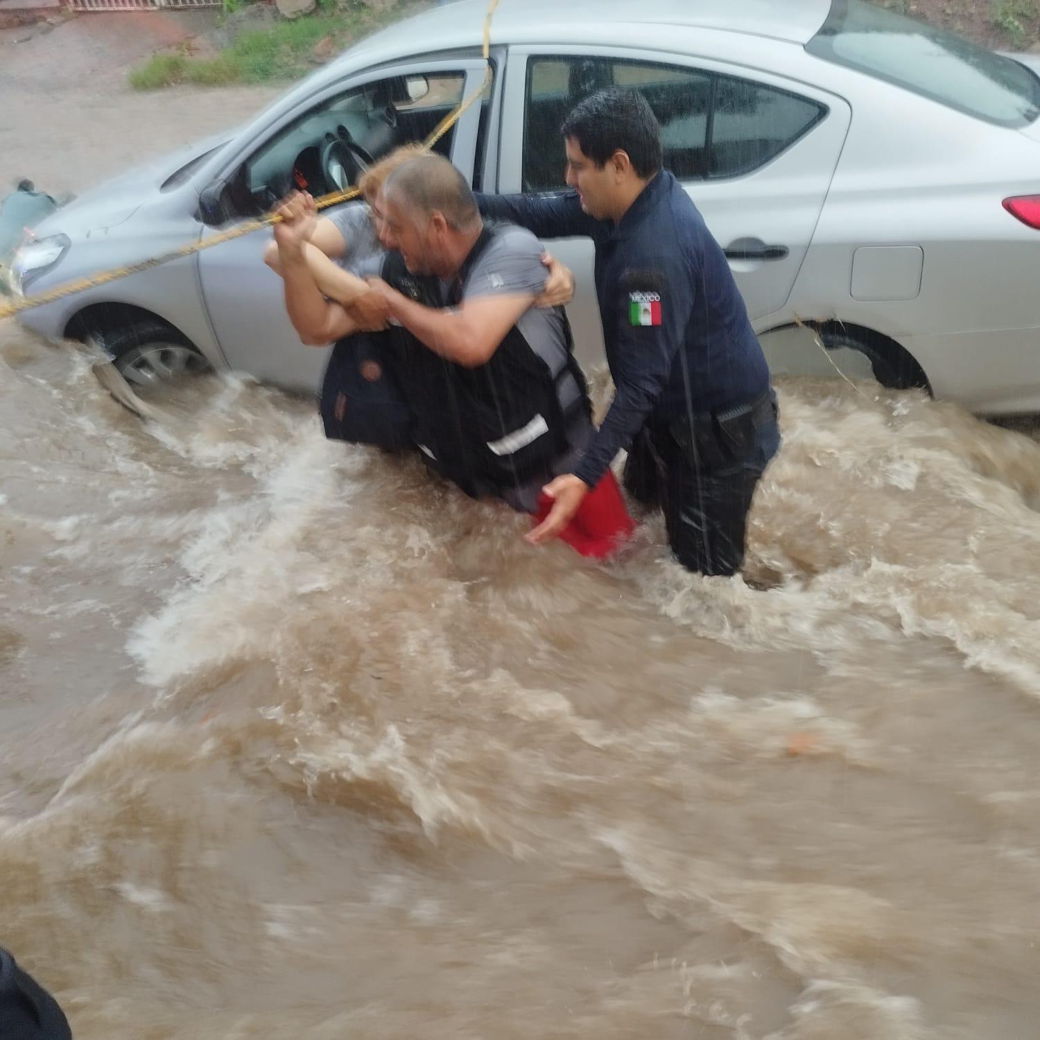 $!Familia queda atrapada en arroyo de El Palmito tras fuerte lluvia en Culiacán