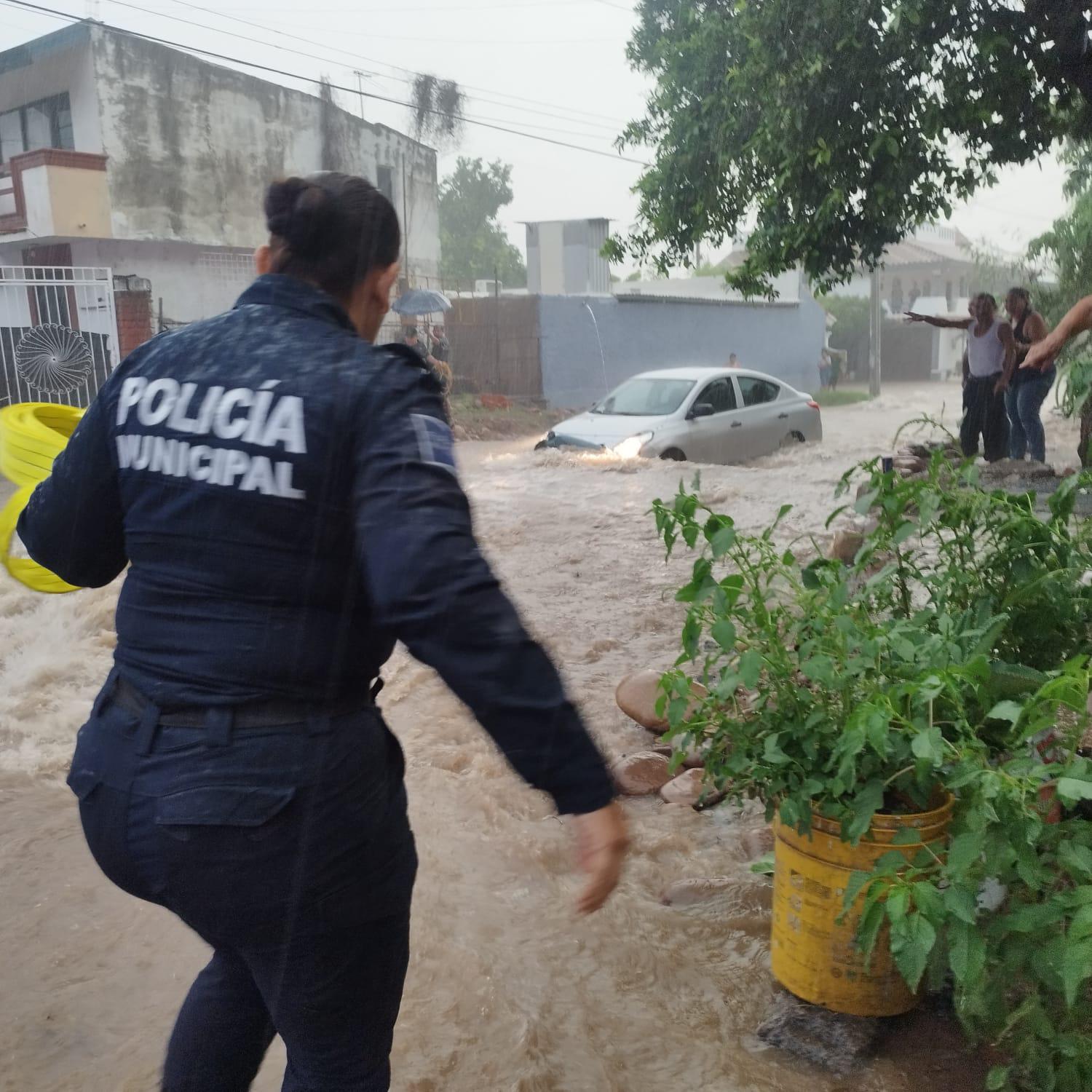 $!Familia queda atrapada en arroyo de El Palmito tras fuerte lluvia en Culiacán