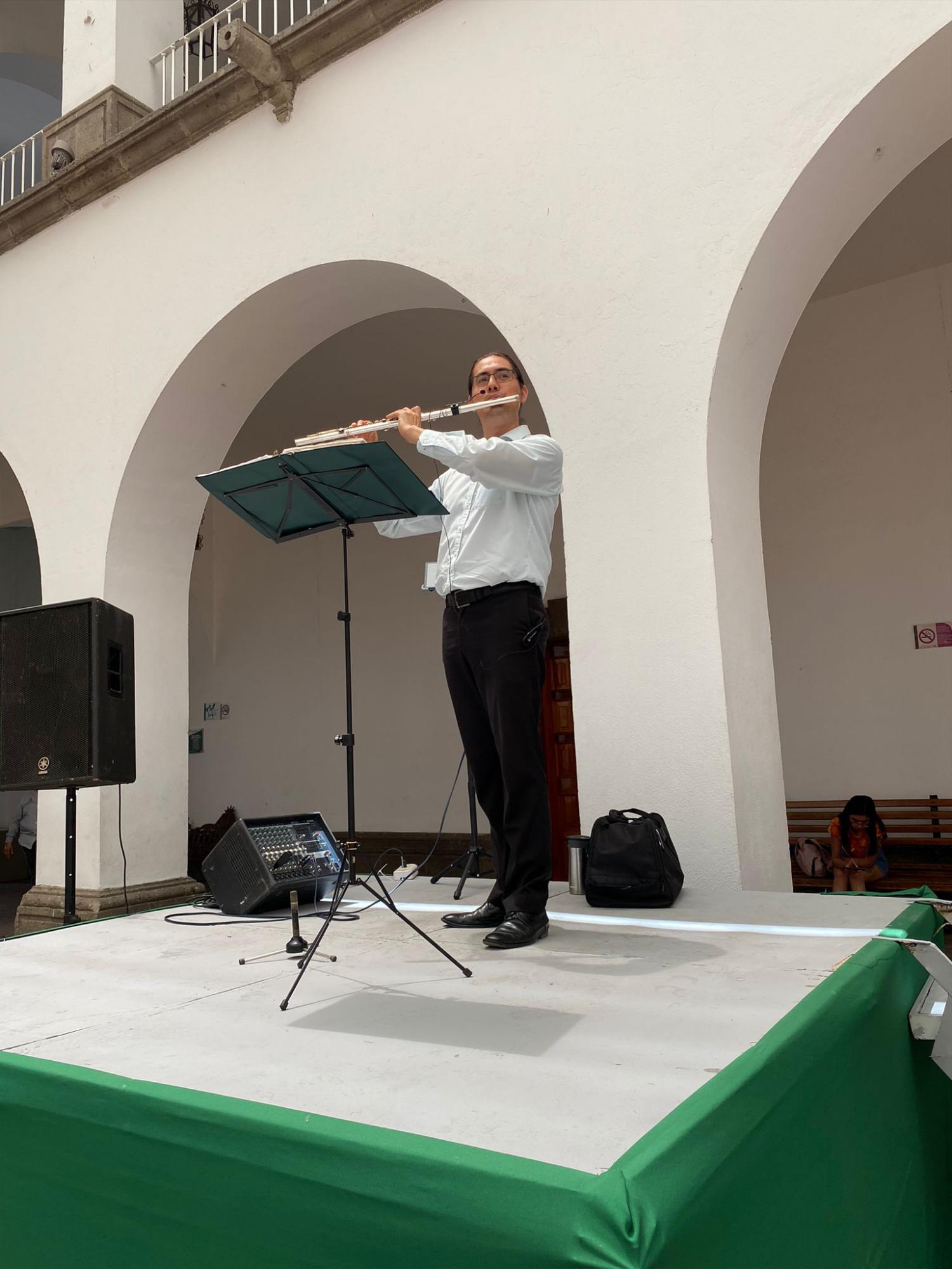 $!Con su flauta encantada, Daniel pone a bailar a chicos y grandes en Palacio Municipal de Culiacán