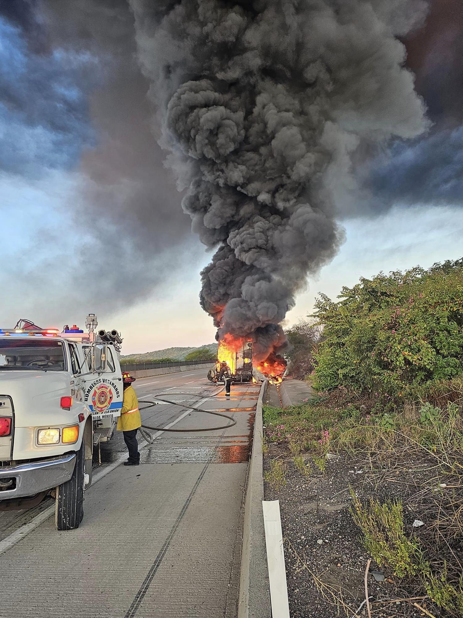 $!Reportan tráiler incendiado sobre la autopista Mazatlán-Culiacán