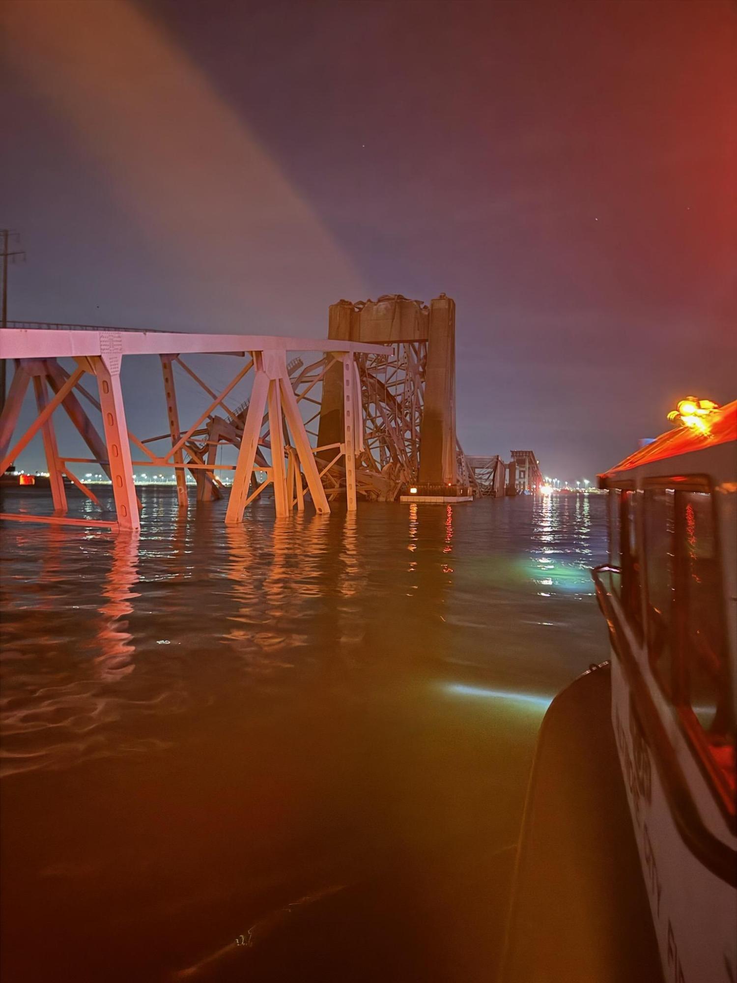 $!Buque de carga choca y tira puente en Baltimore; rescatan a dos de siete víctimas