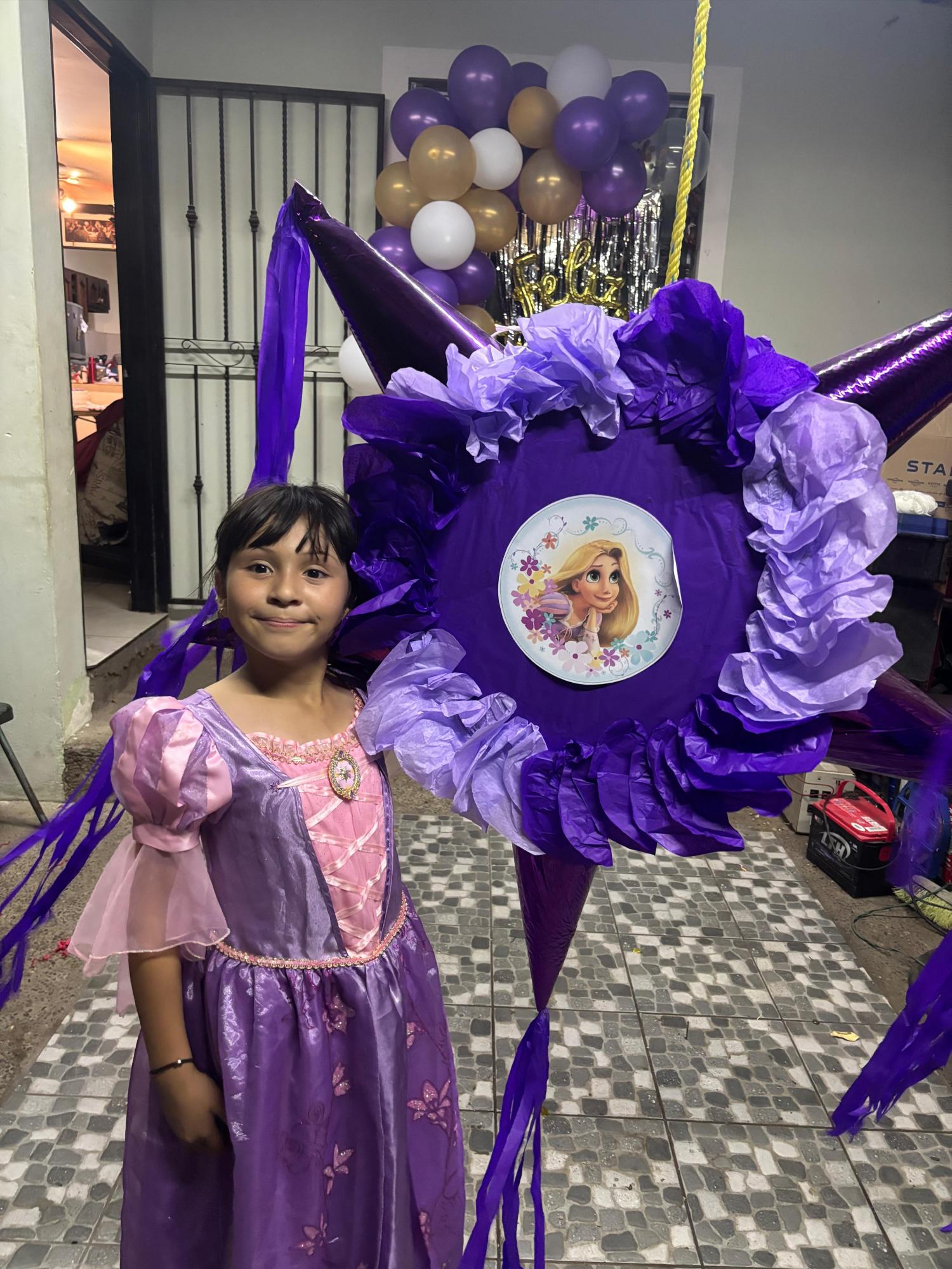 $!Ariana Dayraliz con su piñata de Rapunzel.