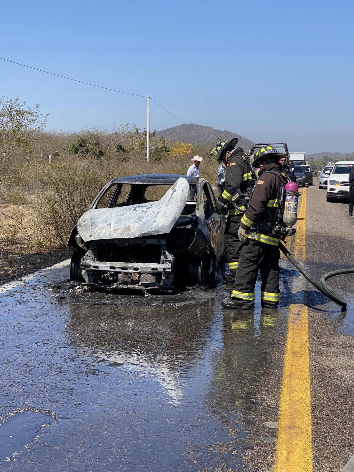 $!Se incendia vehículo en la libre, antes de llegar a El Zapote; dos jóvenes logran salir ilesas