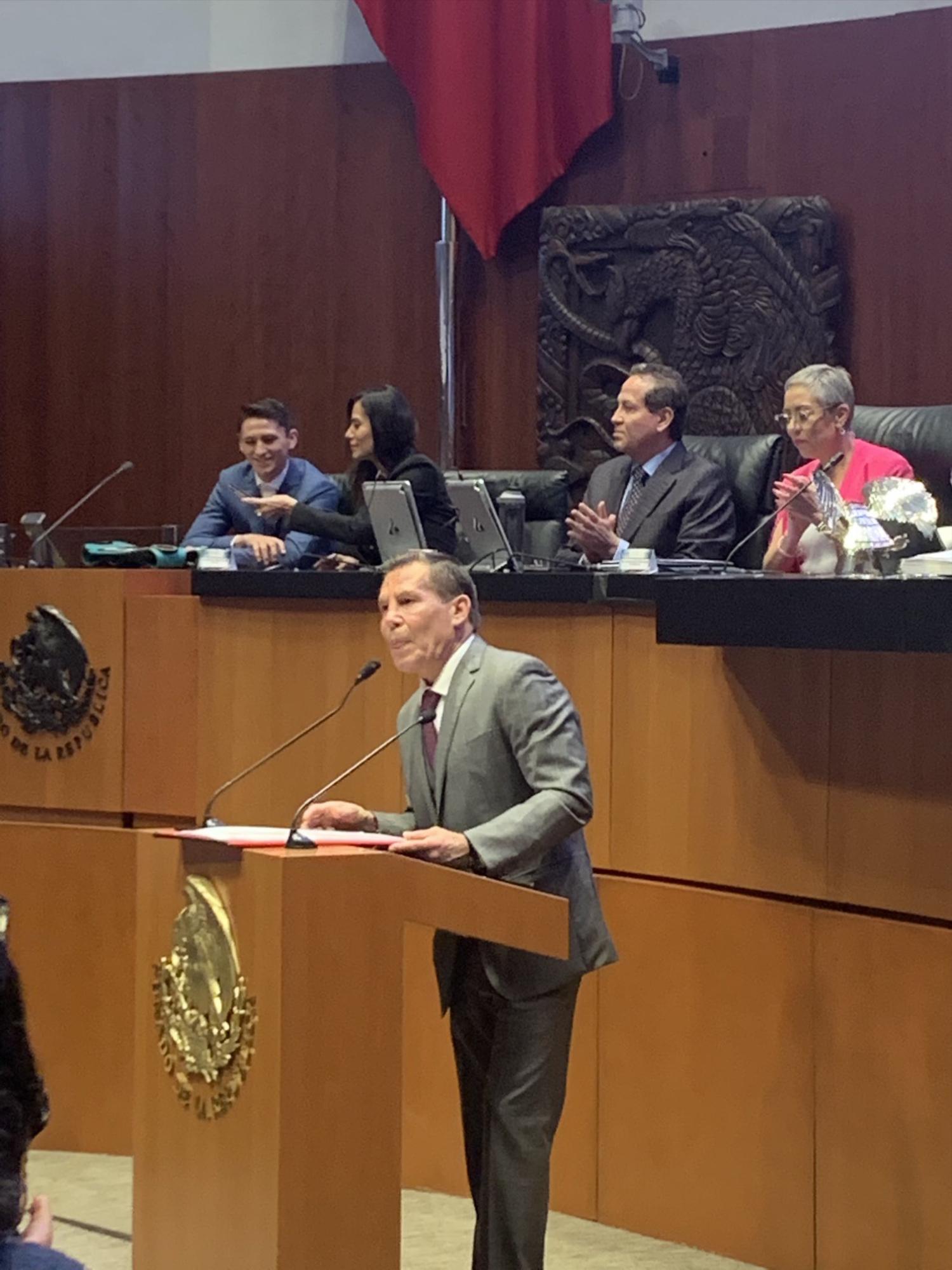 $!Julio César Chávez es reconocido en el Pleno del Senado