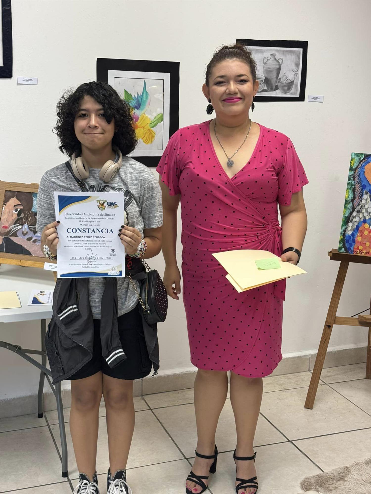 $!La alumna Rebbeca Martínez recibe el reconocimiento de manos de la profesora Flor estrada.