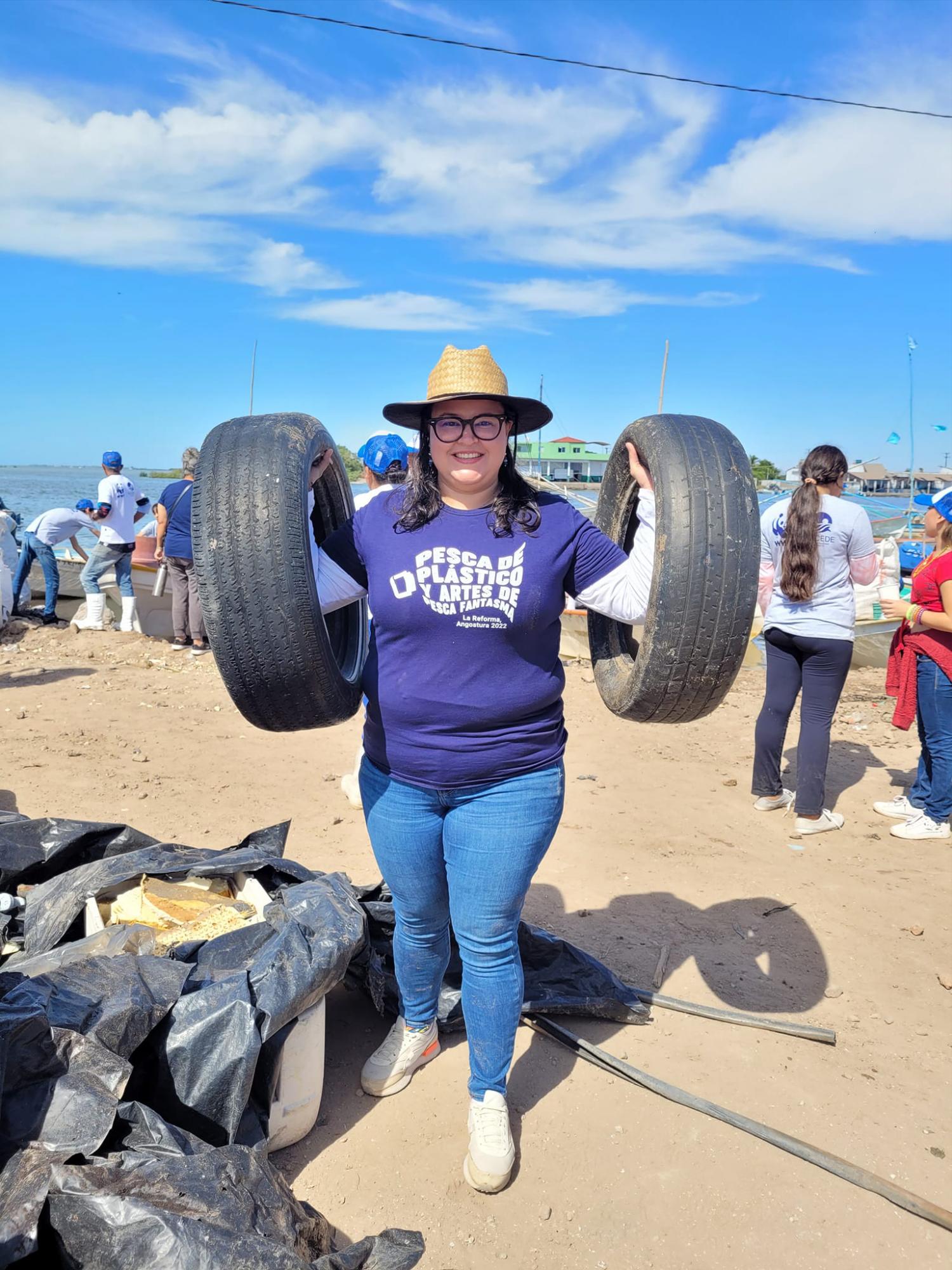 $!Recolectan 2.5 toneladas de plástico y artes de pesca en la bahía Santa María, en Angostura