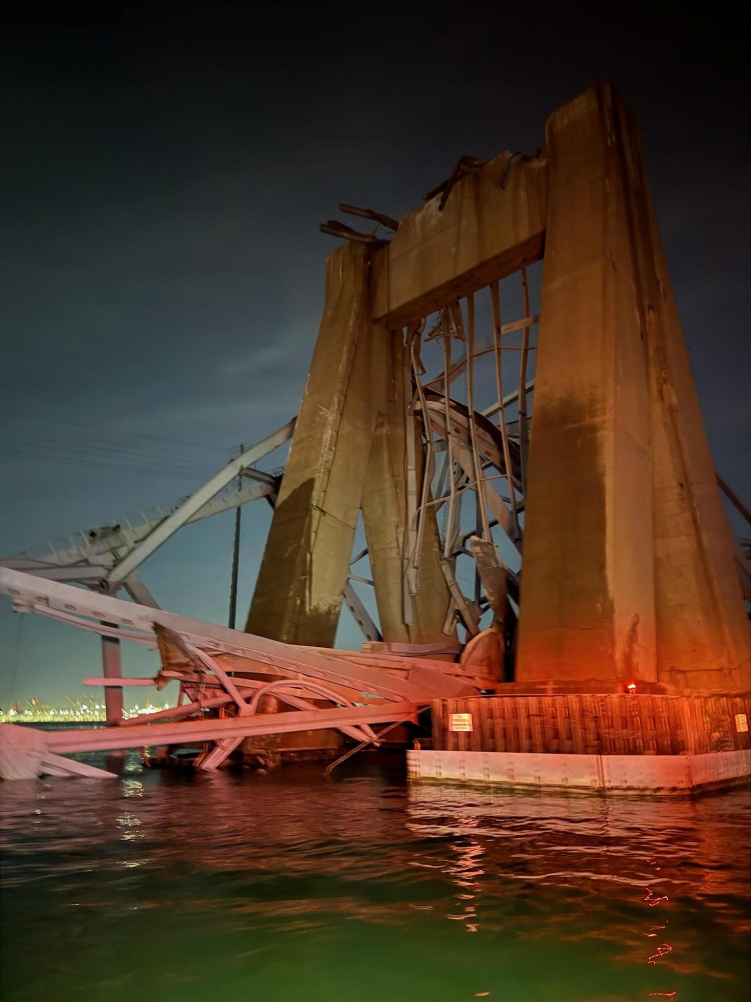 $!Buque de carga choca y tira puente en Baltimore; rescatan a dos de siete víctimas