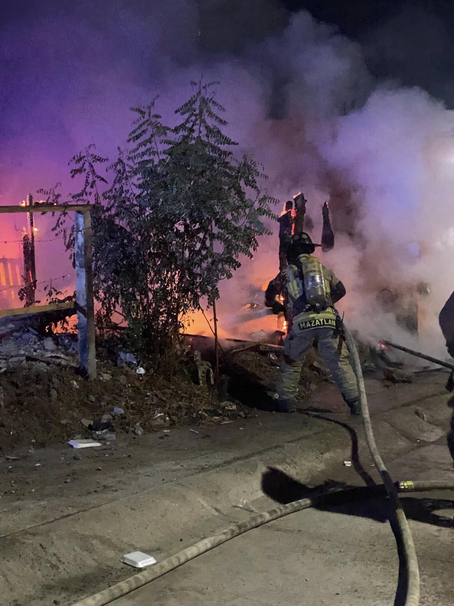 $!Atiende Bomberos de Mazatlán cinco incendios en casa habitación, la mayoría por pirotecnia