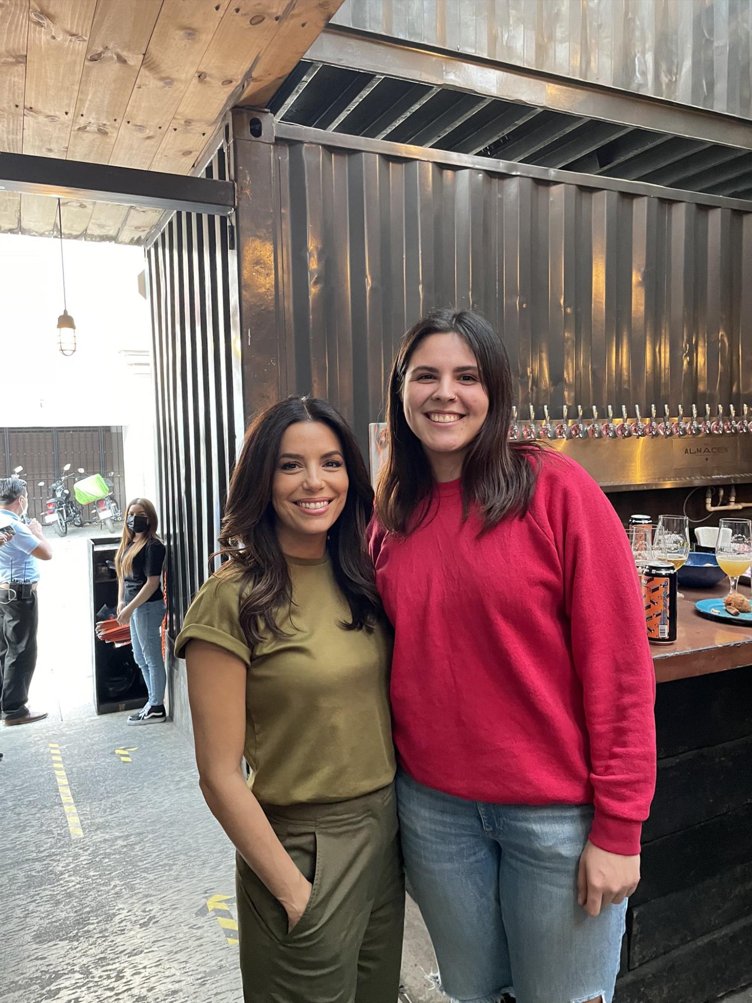 $!Captan a Eva Longoria en Monterrey comprando tacos de chicharrón