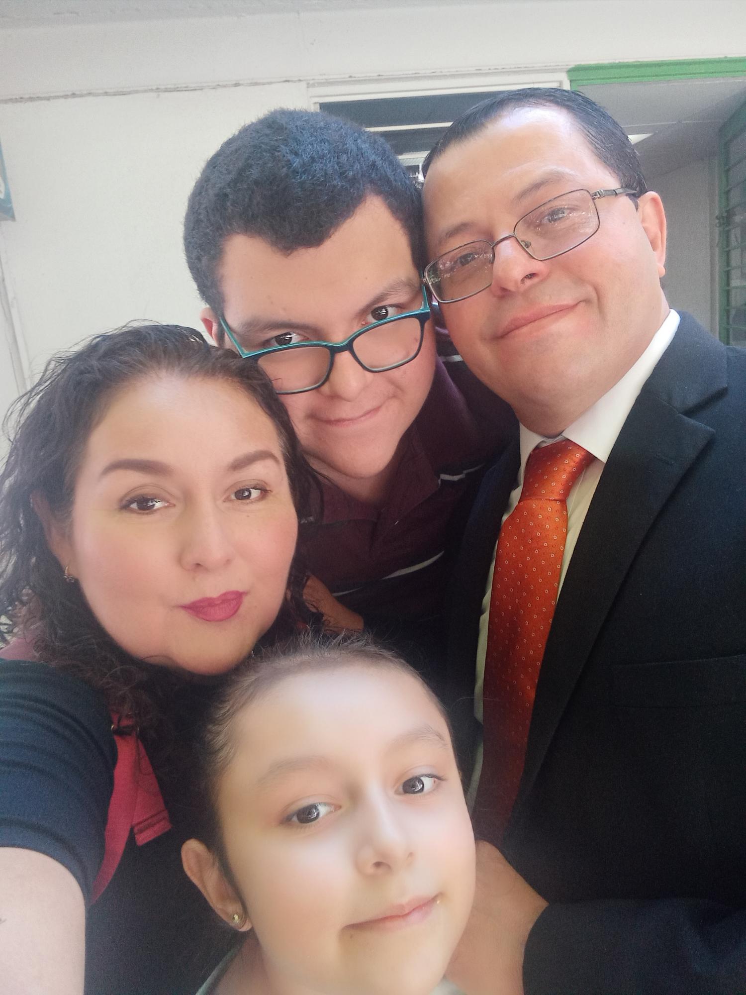 $!José Alfredo Beltrán con su esposa Nelly Sánchez y sus hijos Luis Alfredo y María Alejandra.