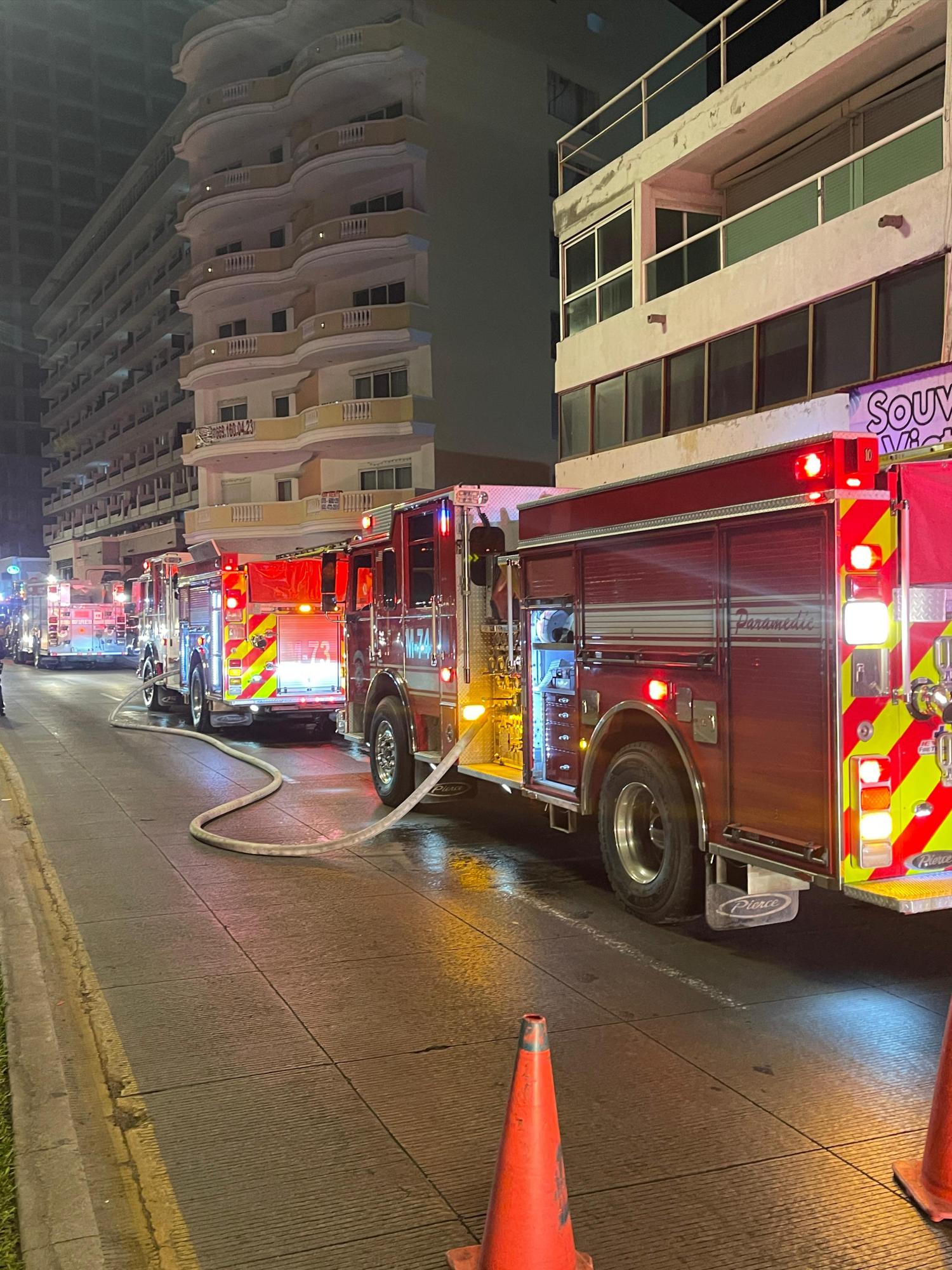 $!Bomberos sofocan incendio en departamento en torre sobre el malecón de Mazatlán