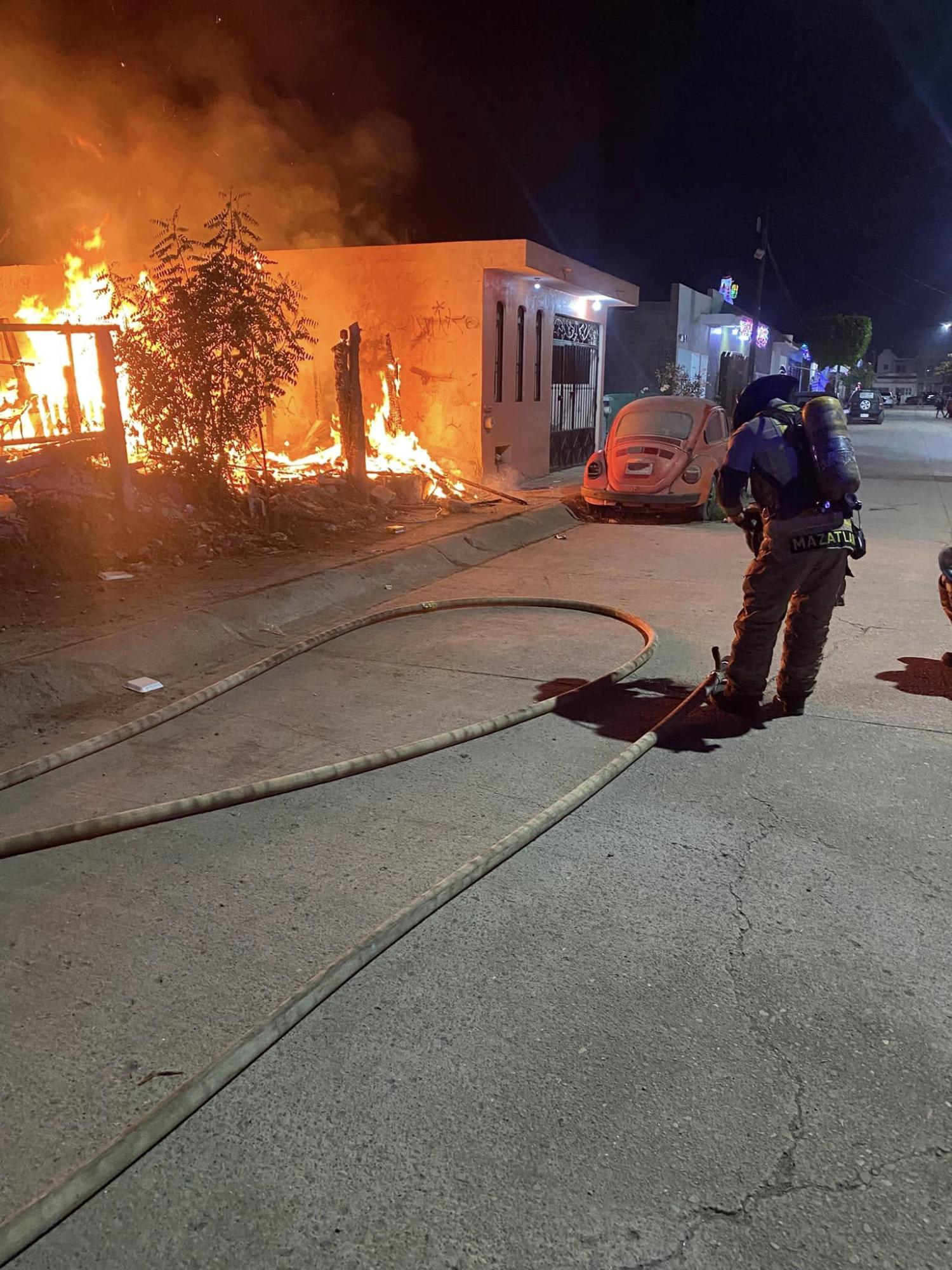 $!Atiende Bomberos de Mazatlán cinco incendios en casa habitación, la mayoría por pirotecnia