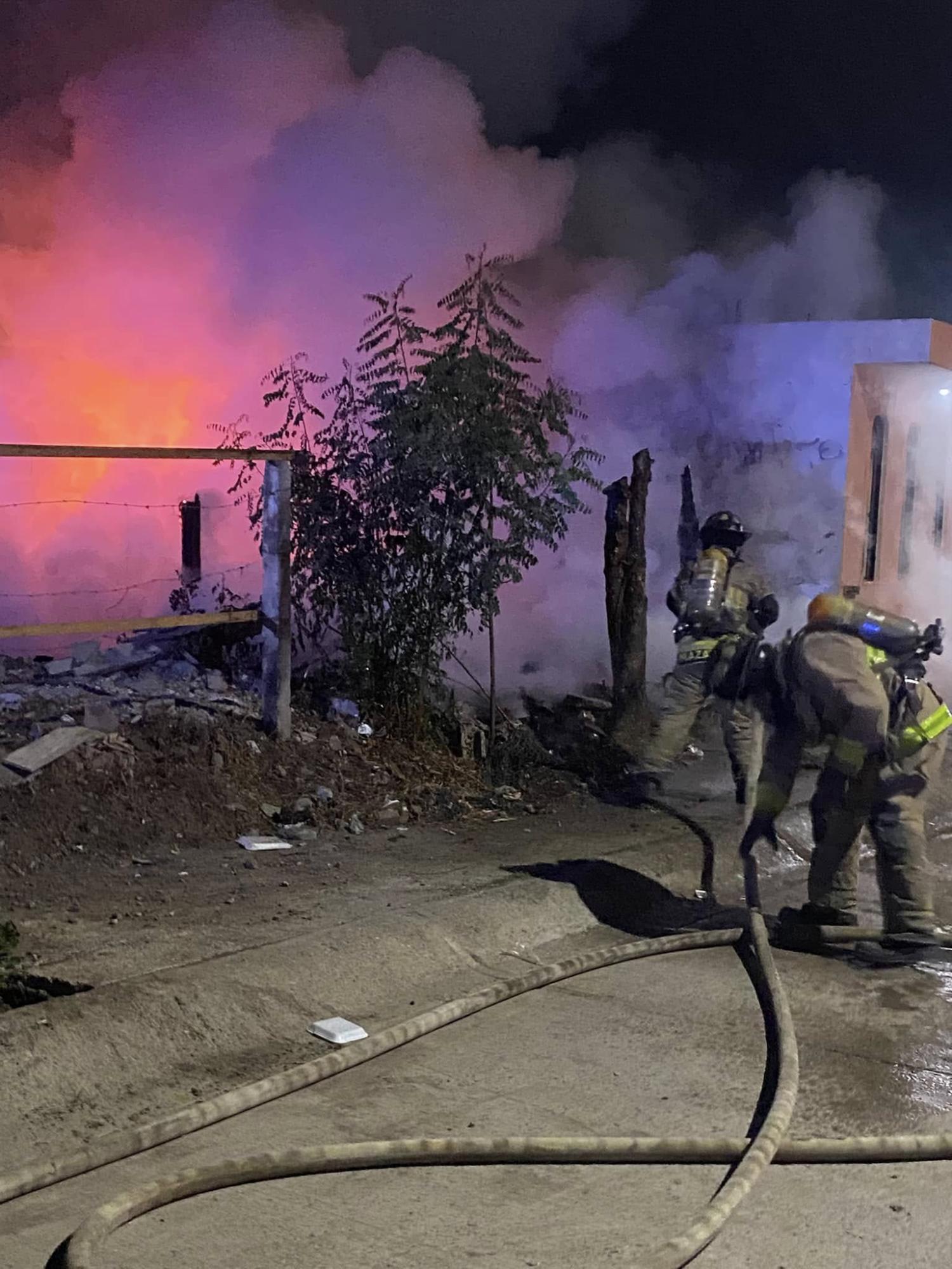 $!Atiende Bomberos de Mazatlán cinco incendios en casa habitación, la mayoría por pirotecnia