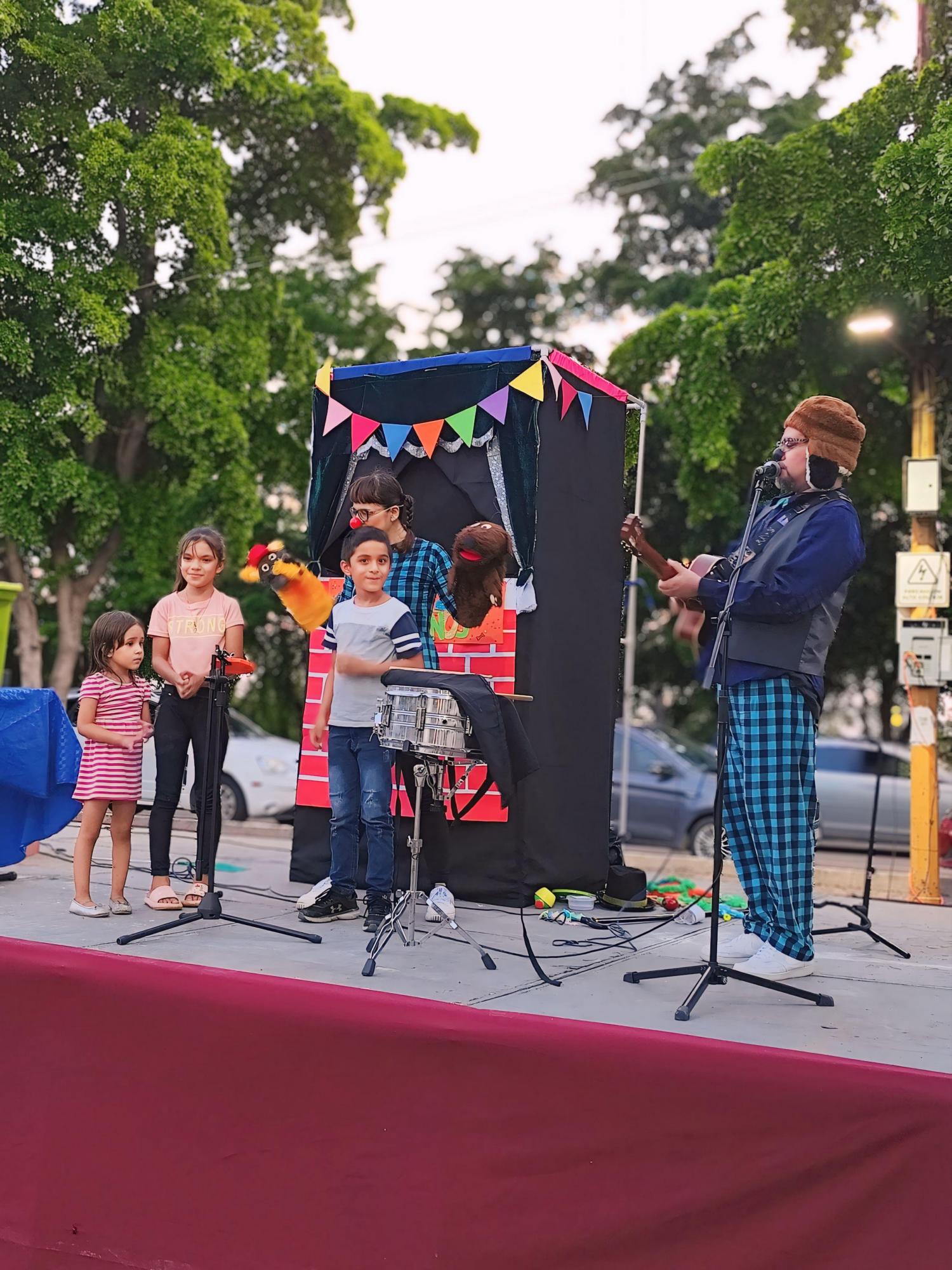 $!Niños y niñas en el Parque Culiacán celebraron el cumpleaños del perrito Miky Wuau.