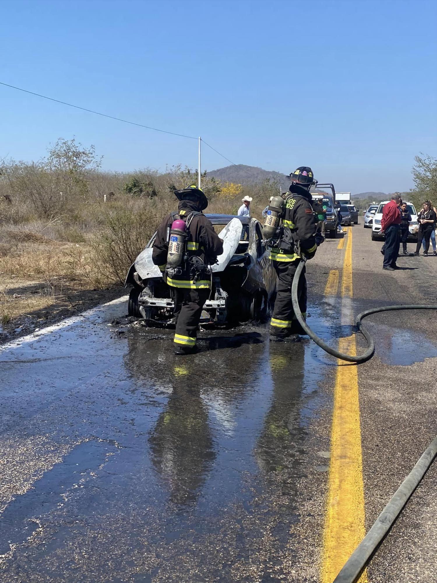 $!Se incendia vehículo en la libre, antes de llegar a El Zapote; dos jóvenes logran salir ilesas