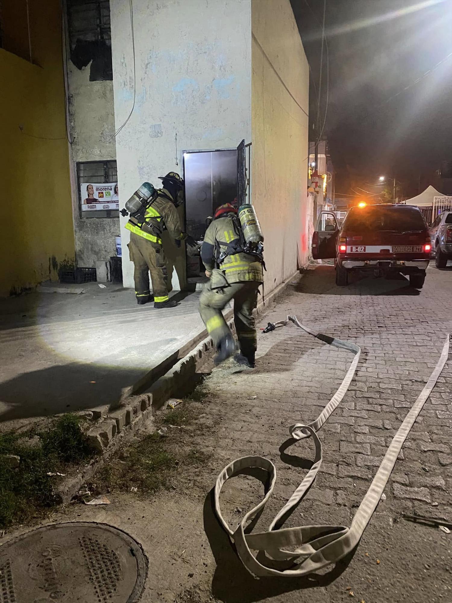 $!Atiende Bomberos de Mazatlán cinco incendios en casa habitación, la mayoría por pirotecnia