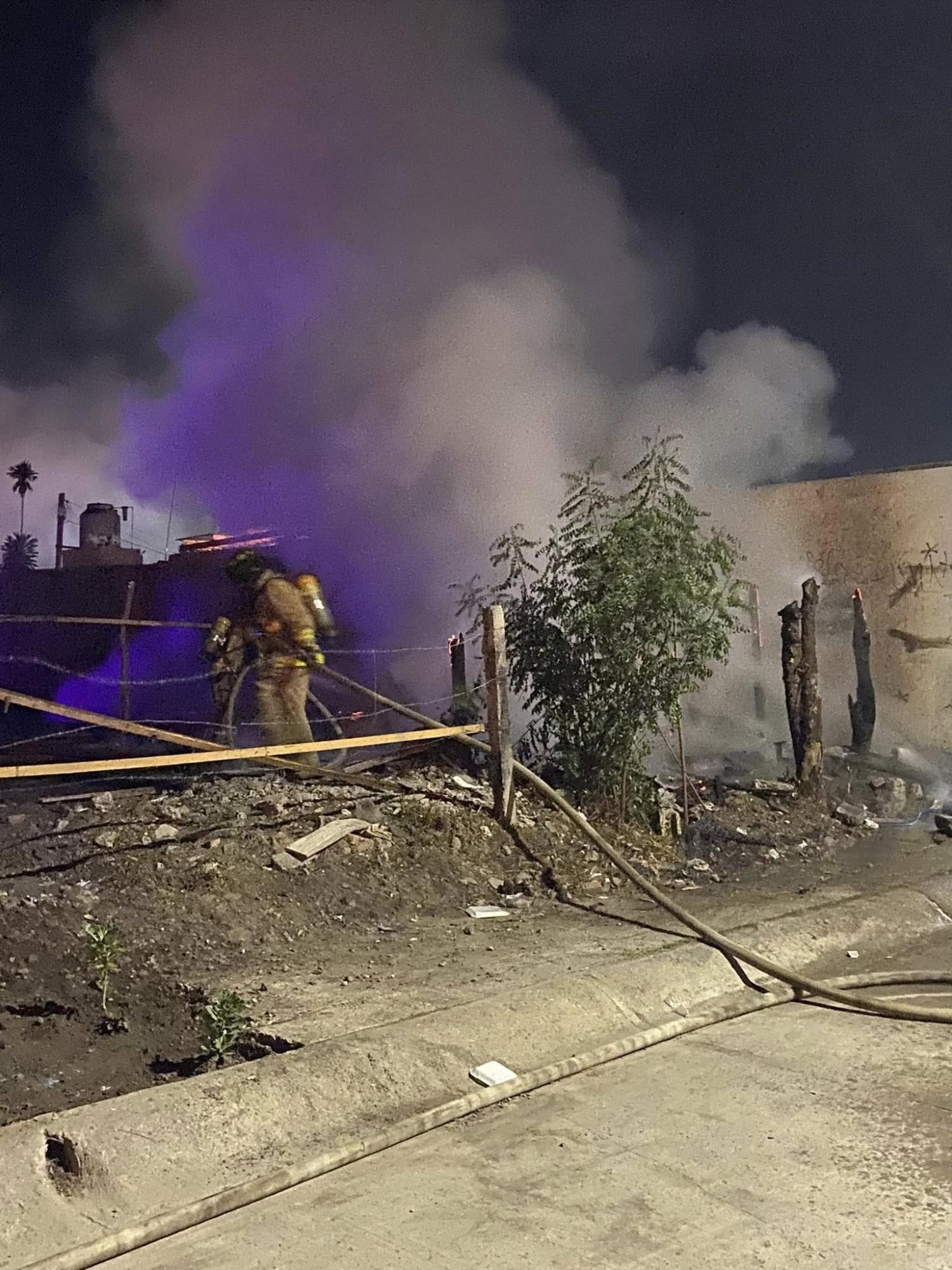 $!Atiende Bomberos de Mazatlán cinco incendios en casa habitación, la mayoría por pirotecnia