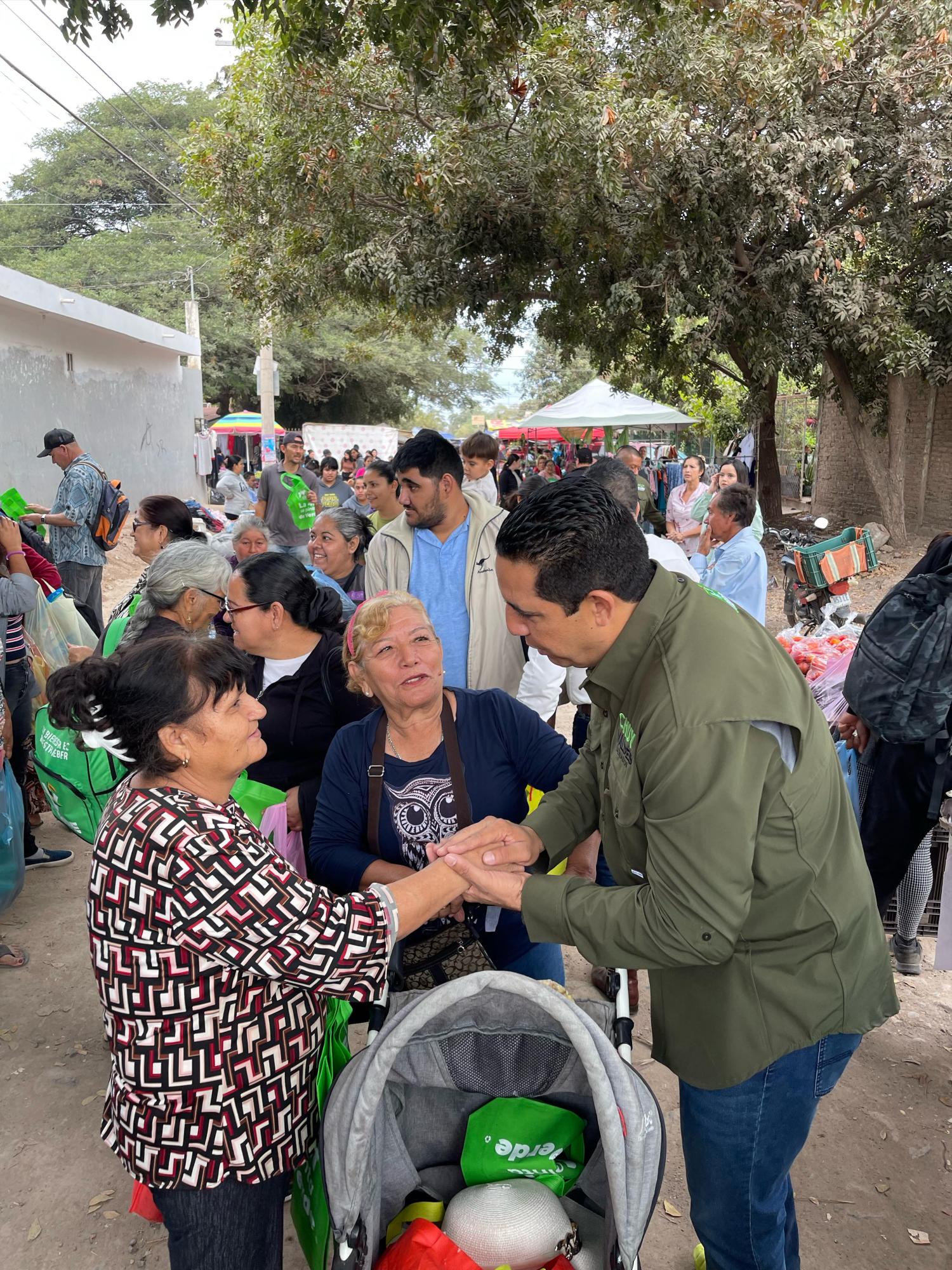 $!Jesús Valdés visita tianguis de la 5 de Febrero en Culiacán