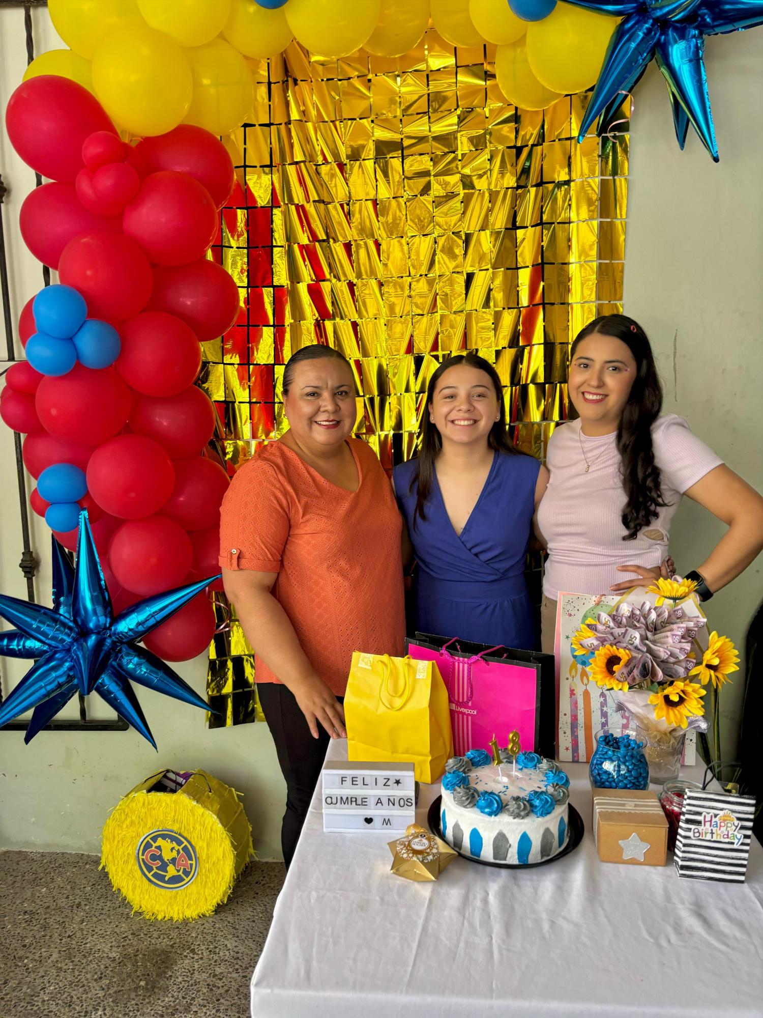 $!Lourdes Aguilar y Laura Ontiveros con la festejada.