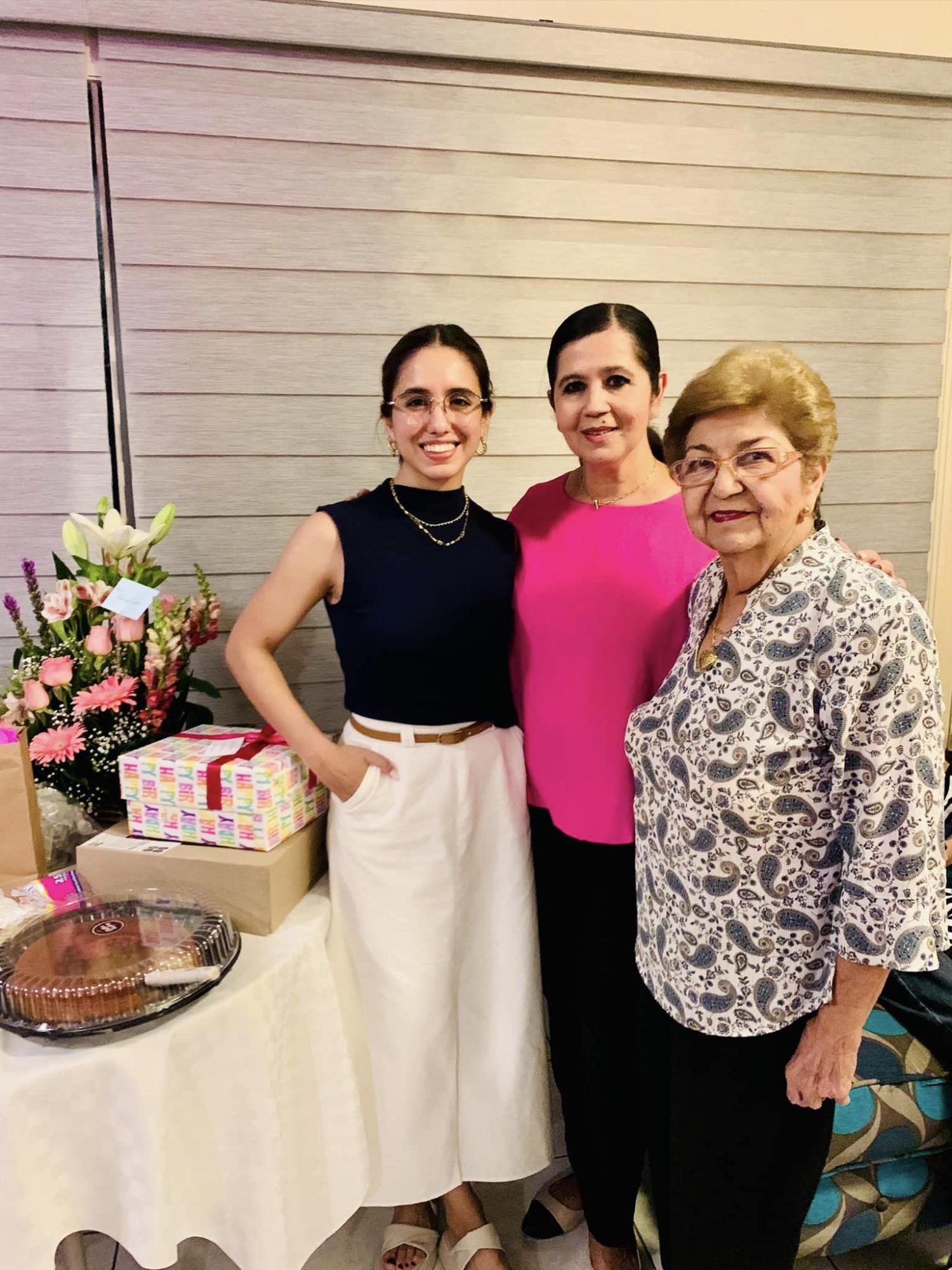 $!La festejada junto a su sobrina Karla Mariana Castro, y su mamá Mila de Castro.