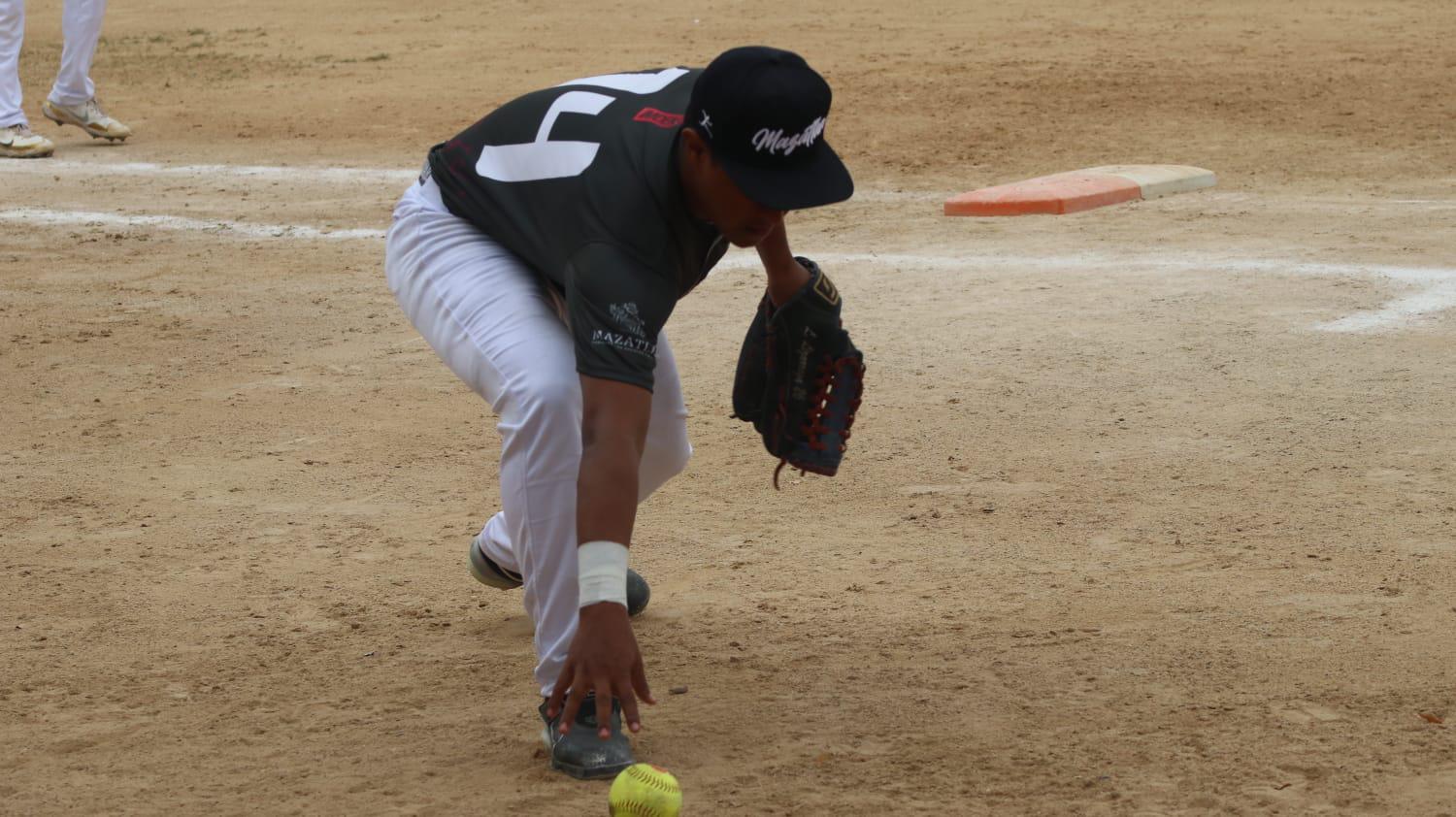 $!Complicado debut de Mazatlán en la Juvenil Mayor de softbol