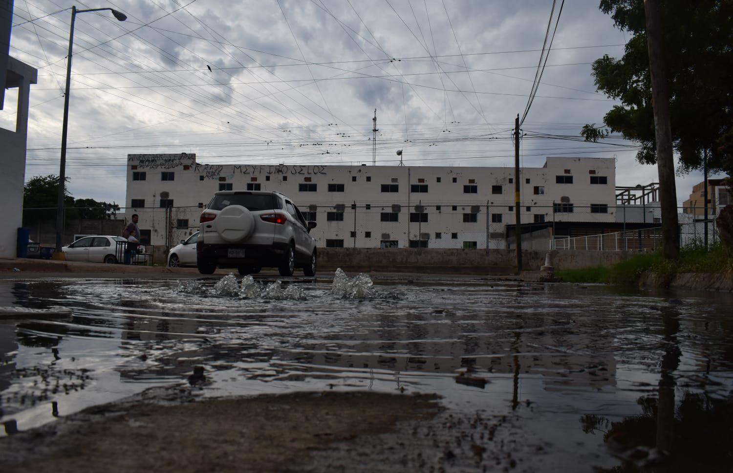 $!Viven en Villas del Estero en medio de fuga de aguas negras