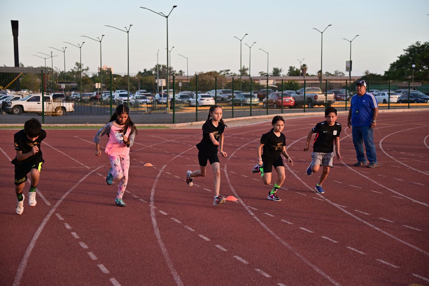 $!Atleta paralímpica infantil regresa motivada por sus 4 medallas