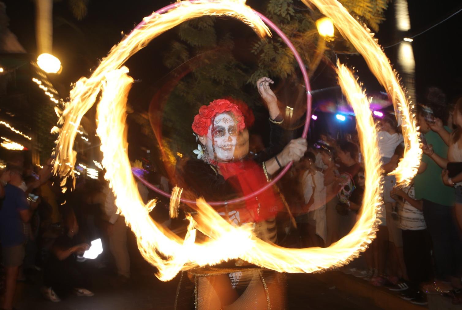 $!Vive el Centro Histórico de Mazatlán la tradicional Callejoneada del Día de Muertos