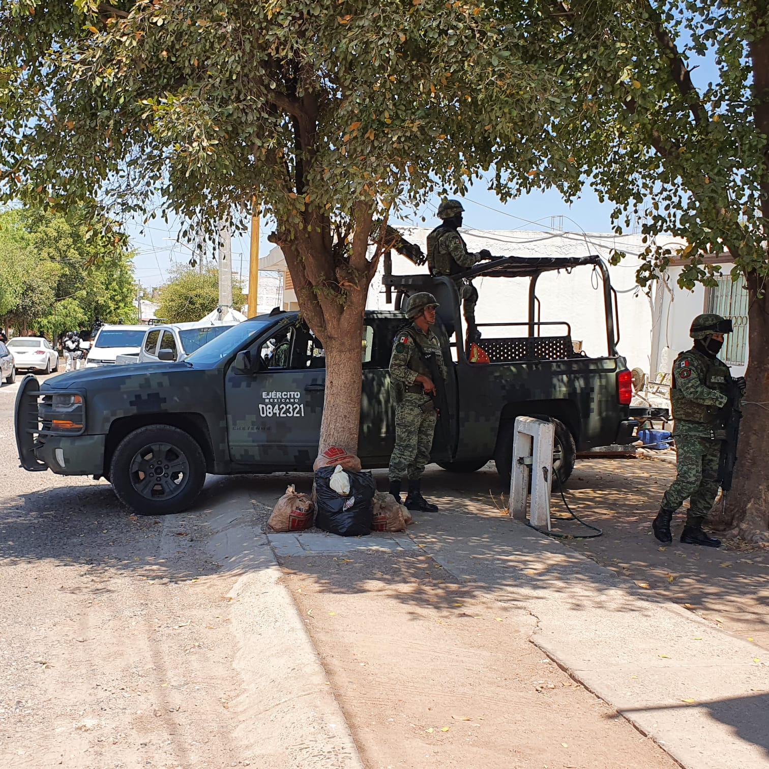 $!Hombres armados escapan de policías en Culiacán; pasan por enfrente de un jardín de niños