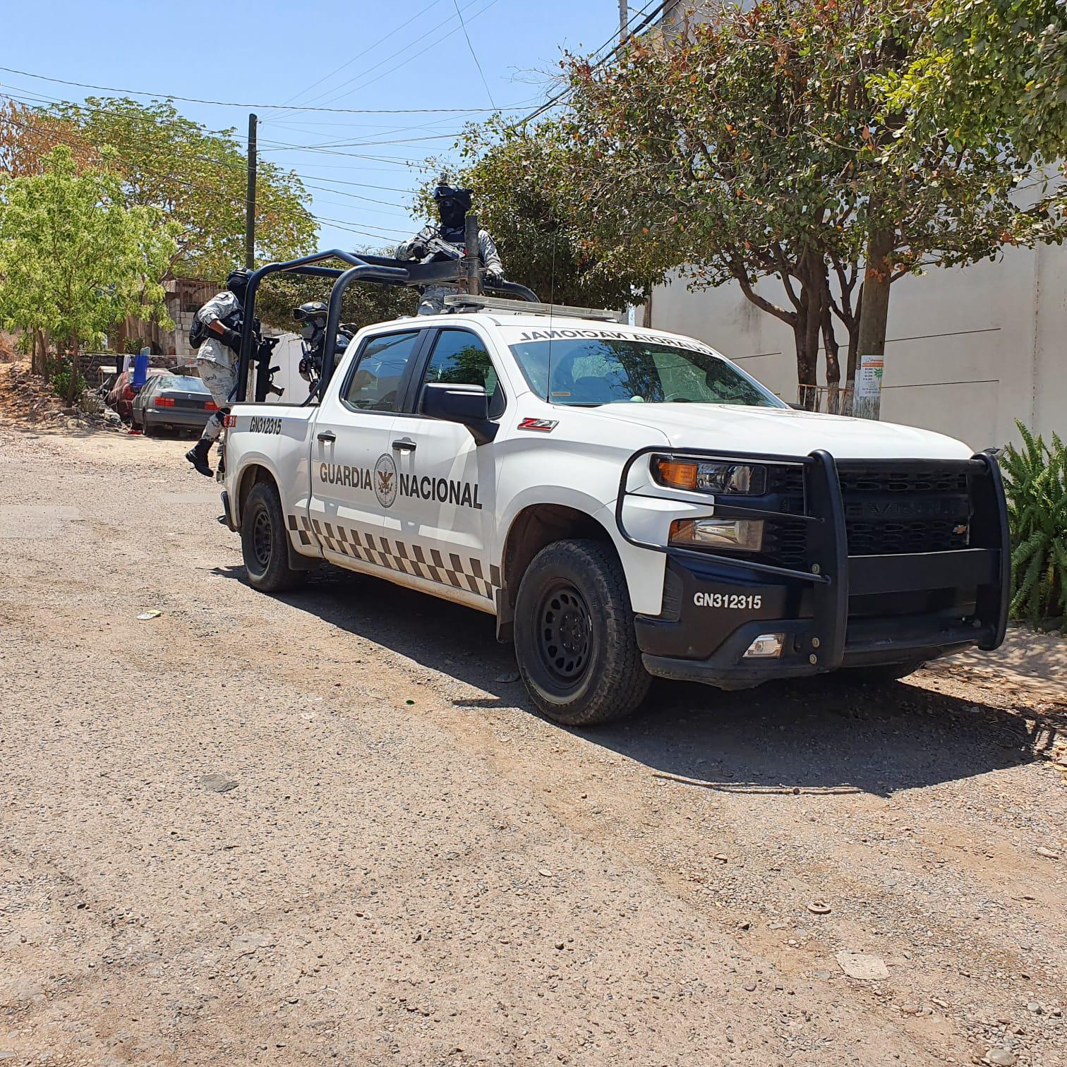 $!Hombres armados escapan de policías en Culiacán; pasan por enfrente de un jardín de niños