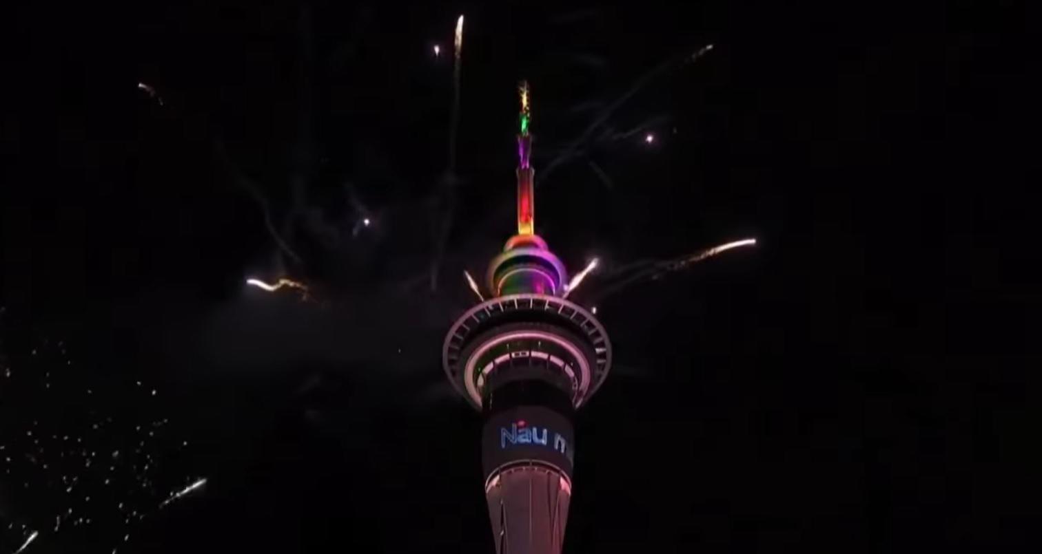 $!Dan bienvenida al Año Nuevo 2025 con espectaculares fuegos artificiales